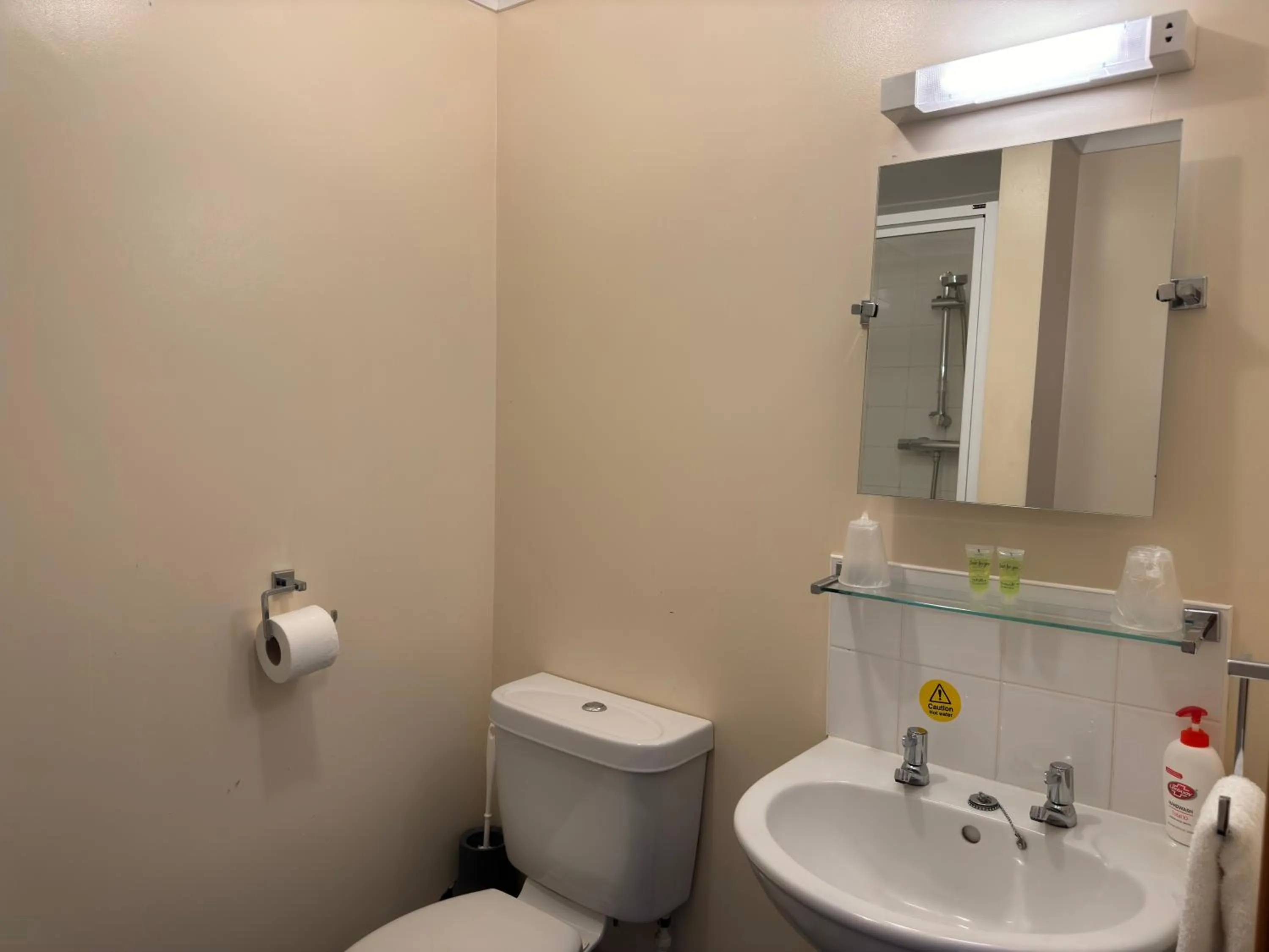 Bathroom in The Carpenters Arms Rooms in Broadway, Laugharne