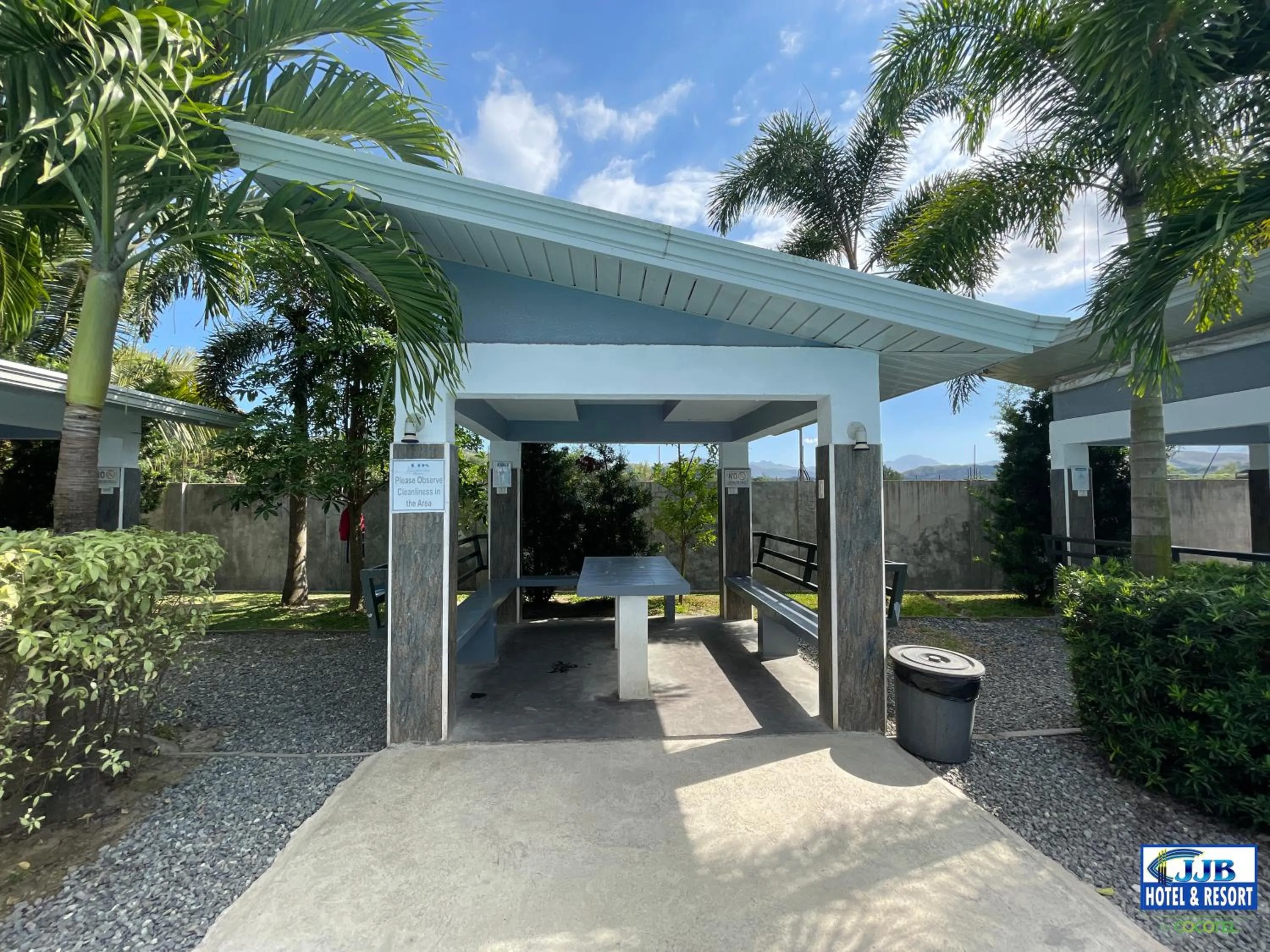 Seating area in JJB Aquafarm Resort by Cocotel