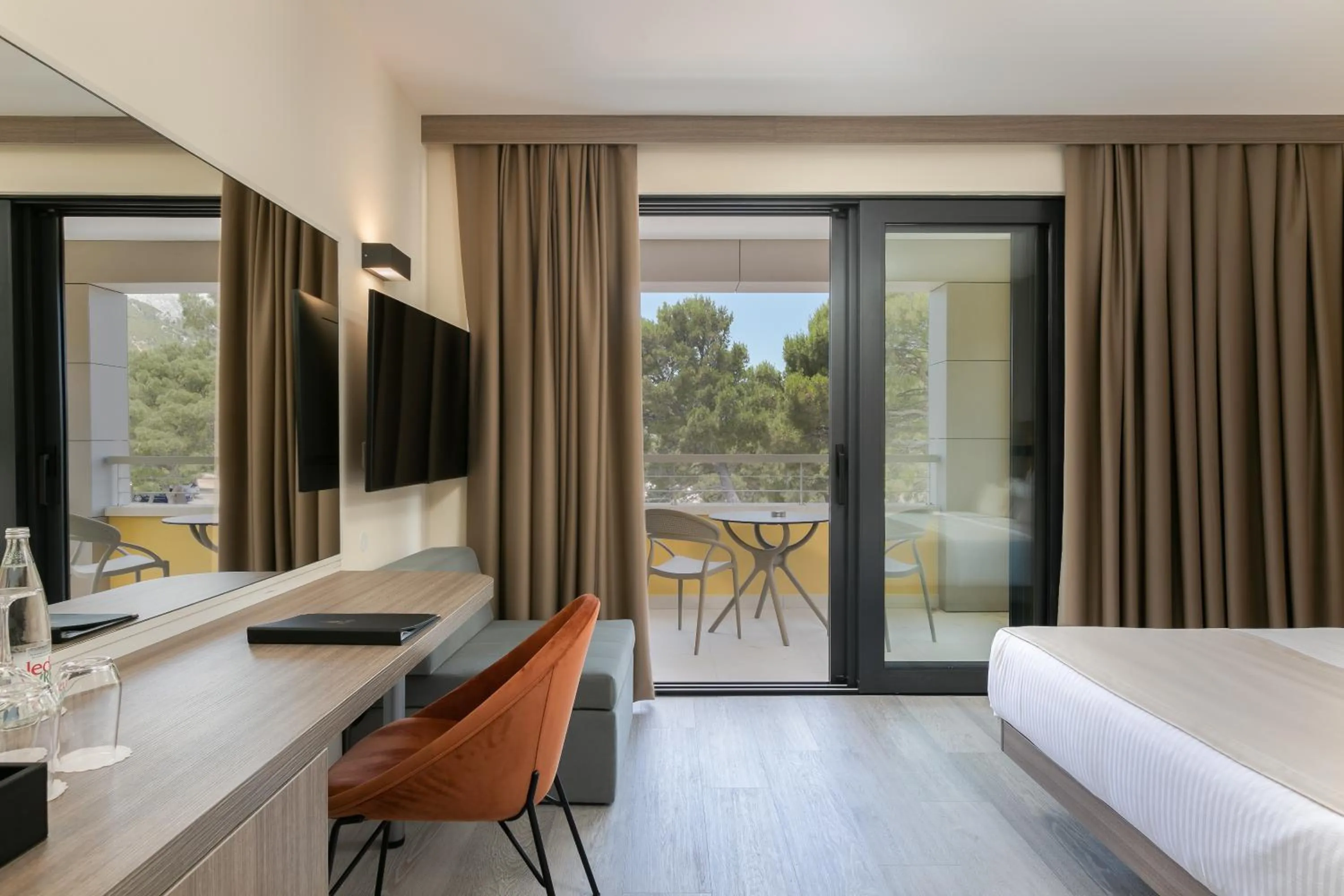 Balcony/Terrace, Bed in Hotel Antonio