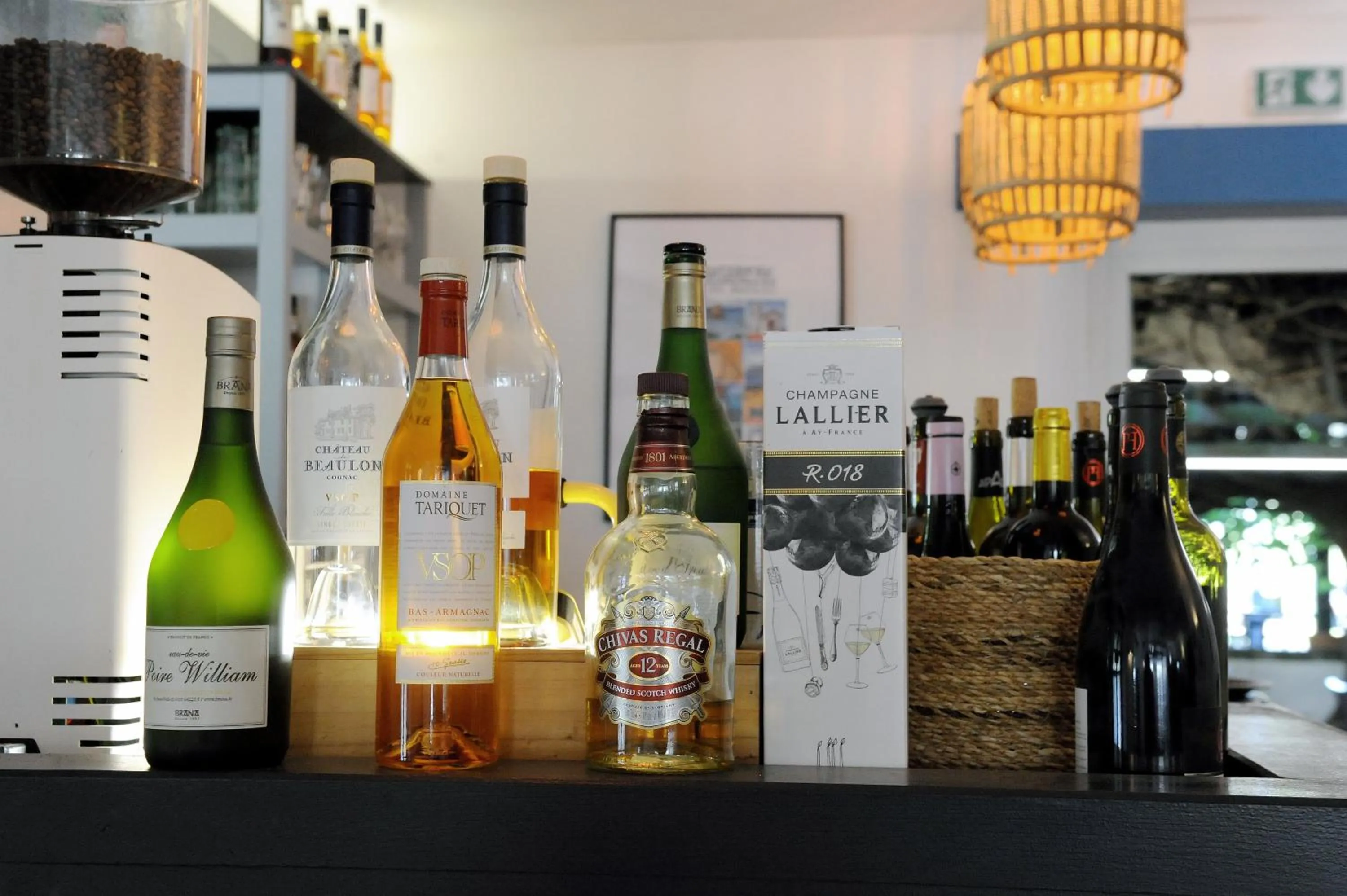 Lounge or bar in Logis Hôtel du Chêne