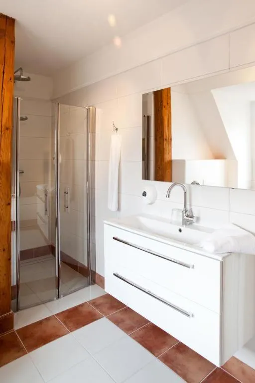 Bathroom, Bed in Möckelsnäs Herrgård