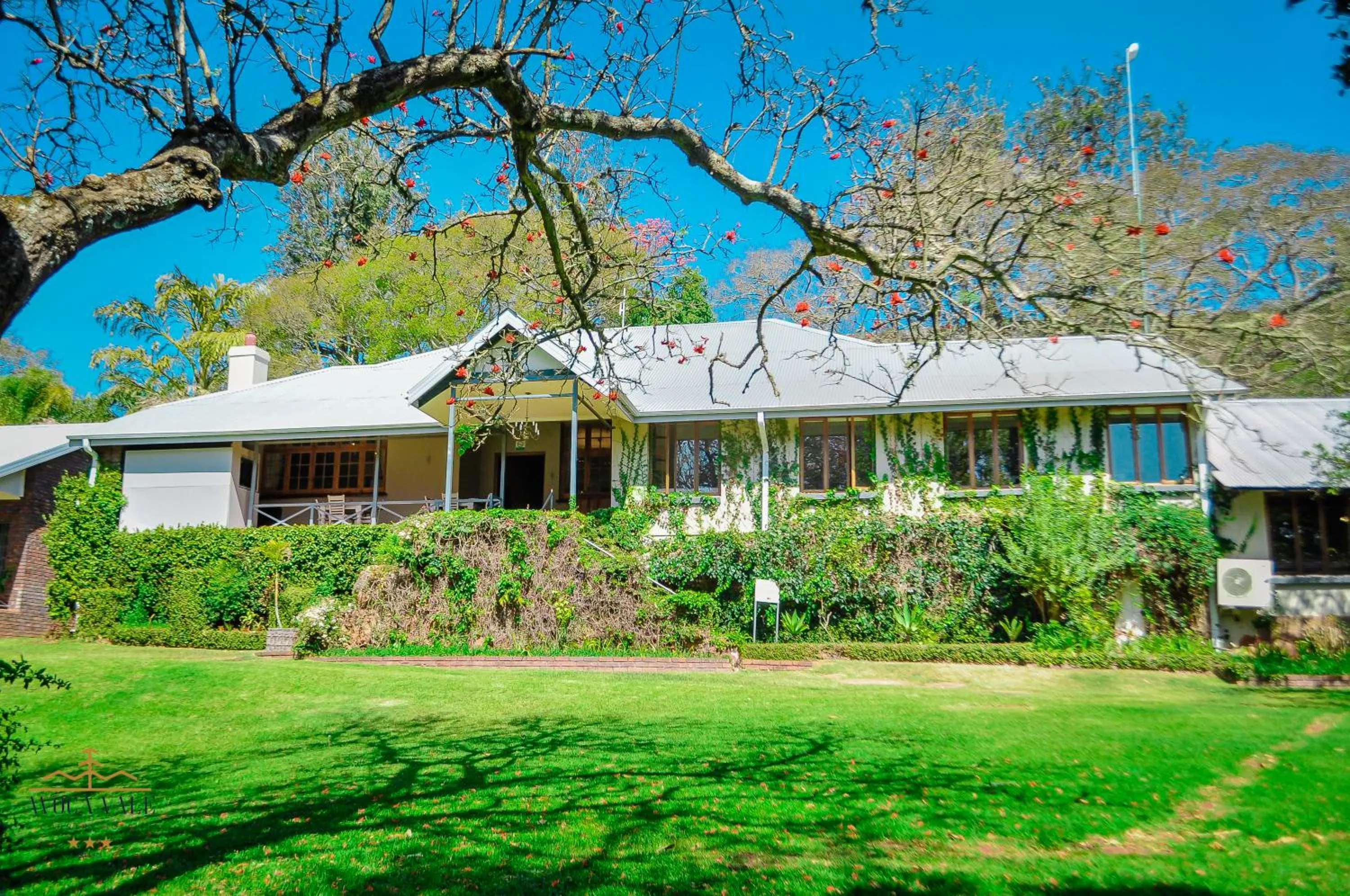 Property building in Avoca Vale Country Hotel