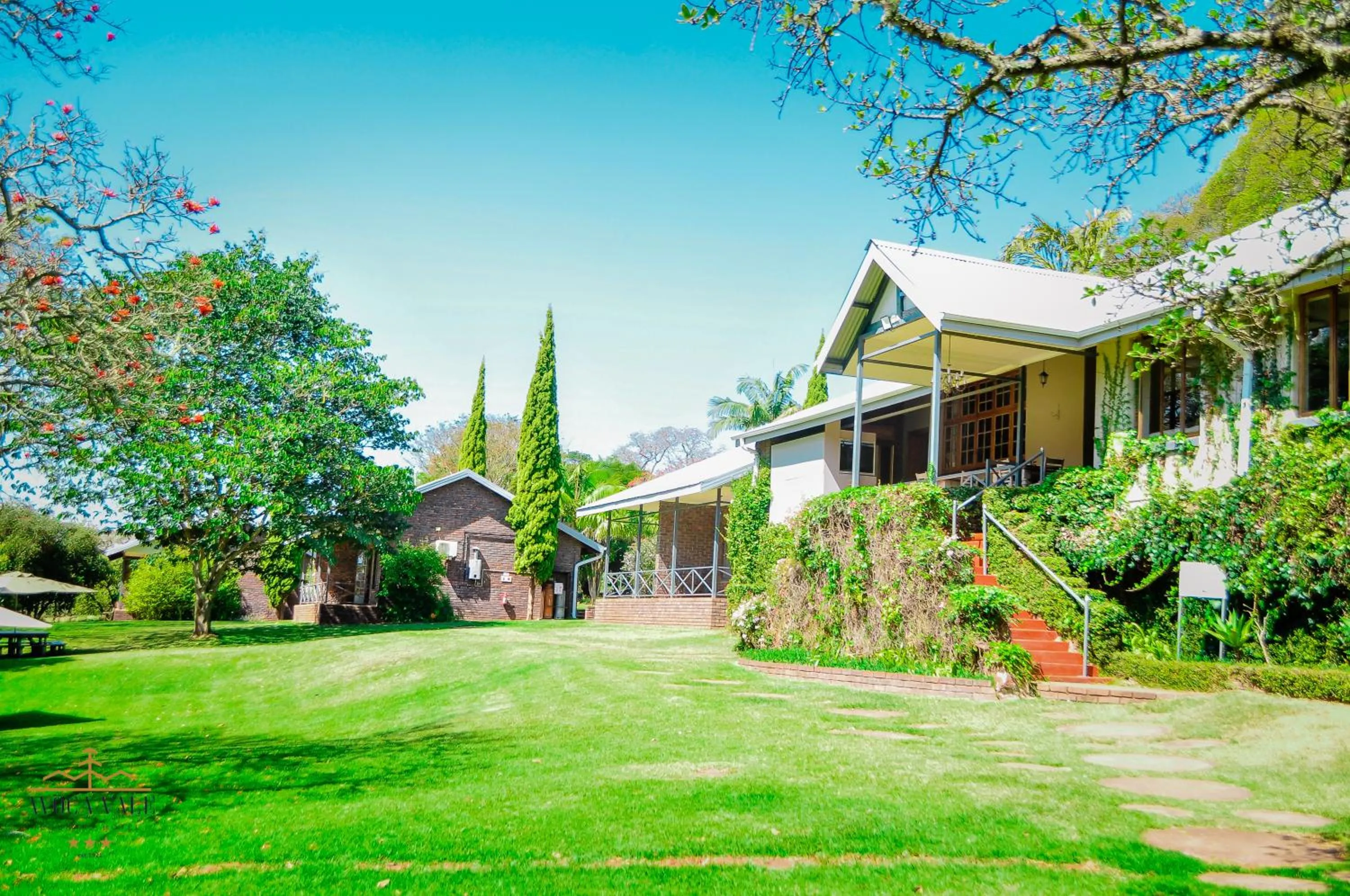Property building in Avoca Vale Country Hotel
