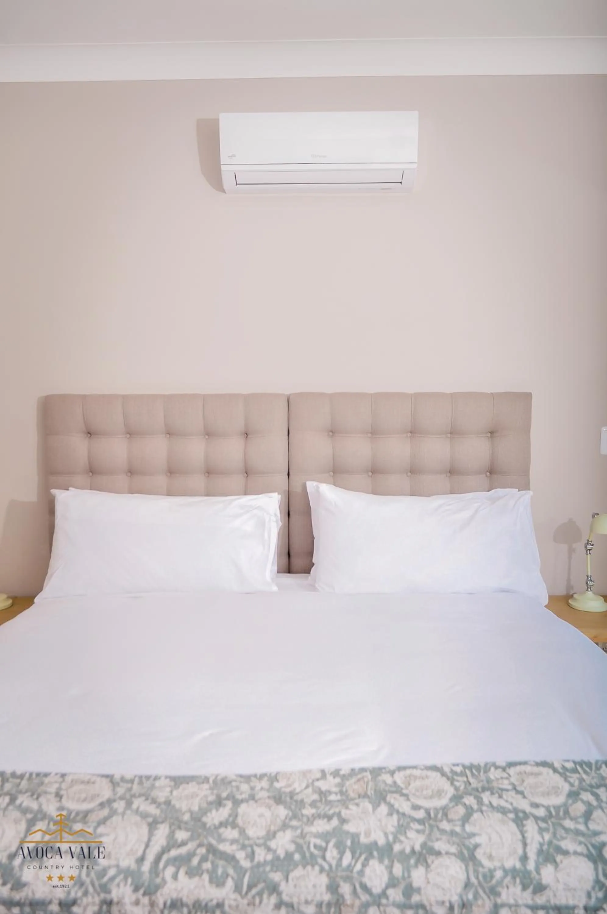 Toilet, Bed in Avoca Vale Country Hotel