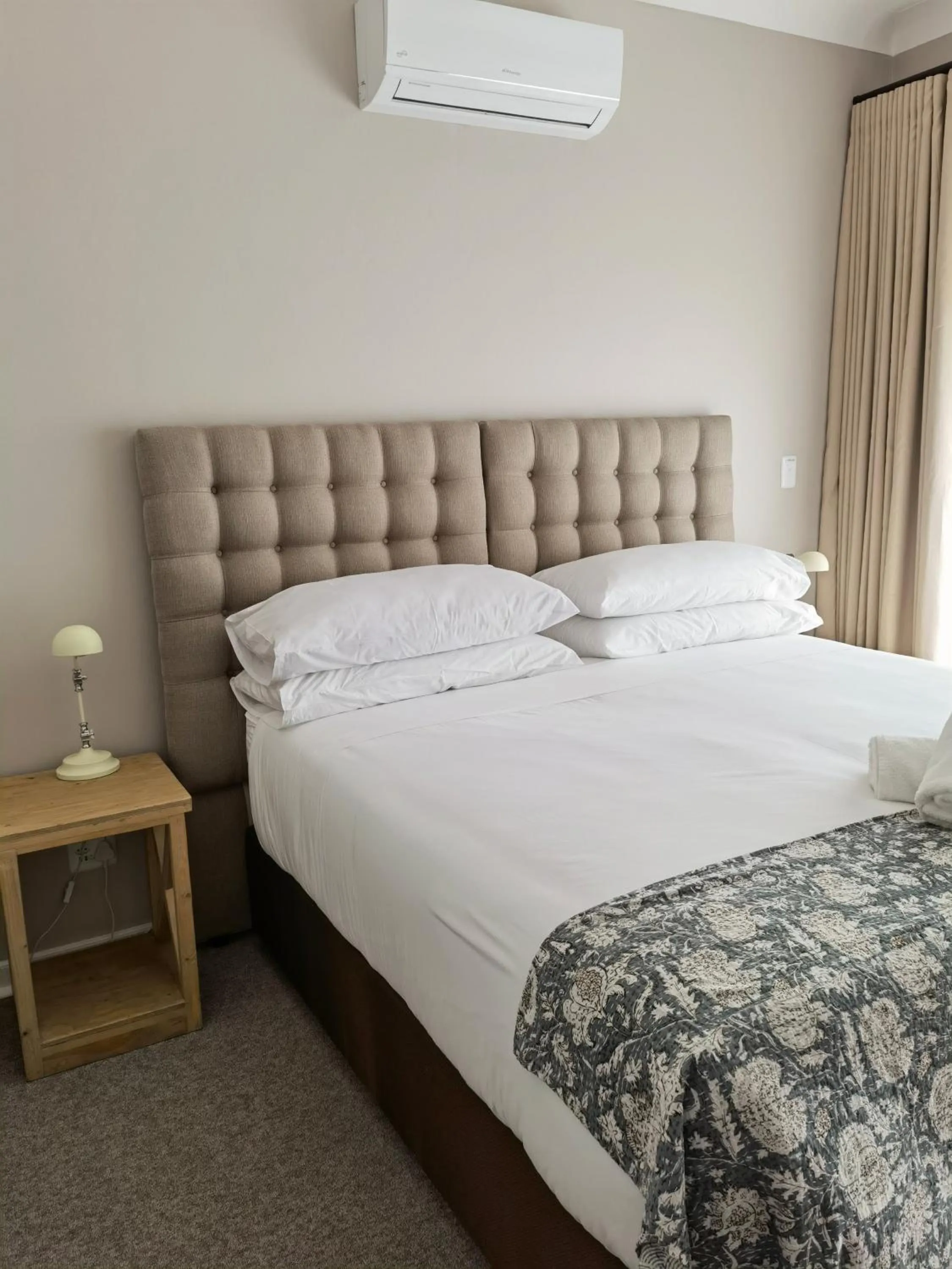 Bedroom, Bed in Avoca Vale Country Hotel