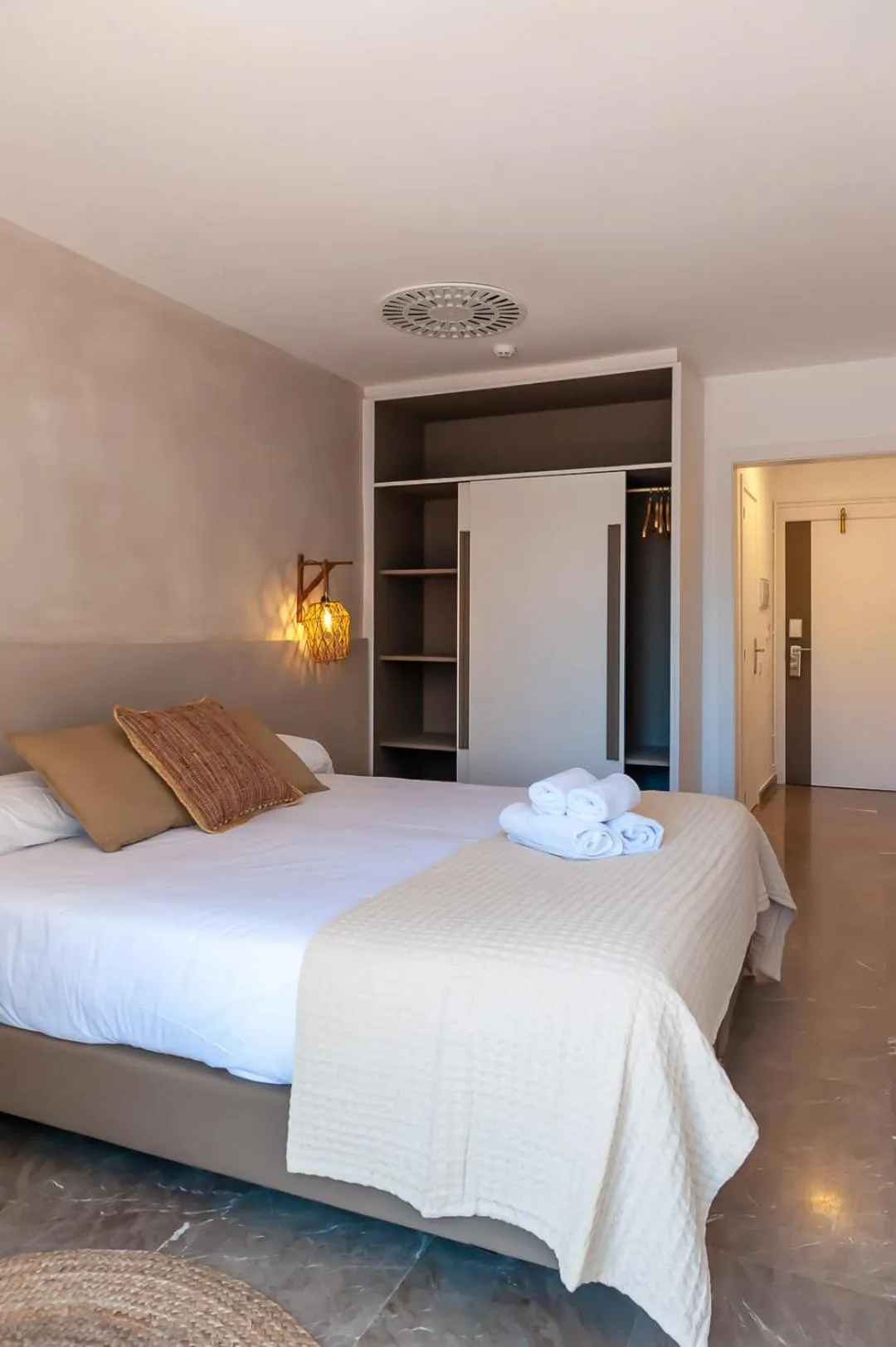 Photo of the whole room, Bed in Hostal Es Niu de Tamariu