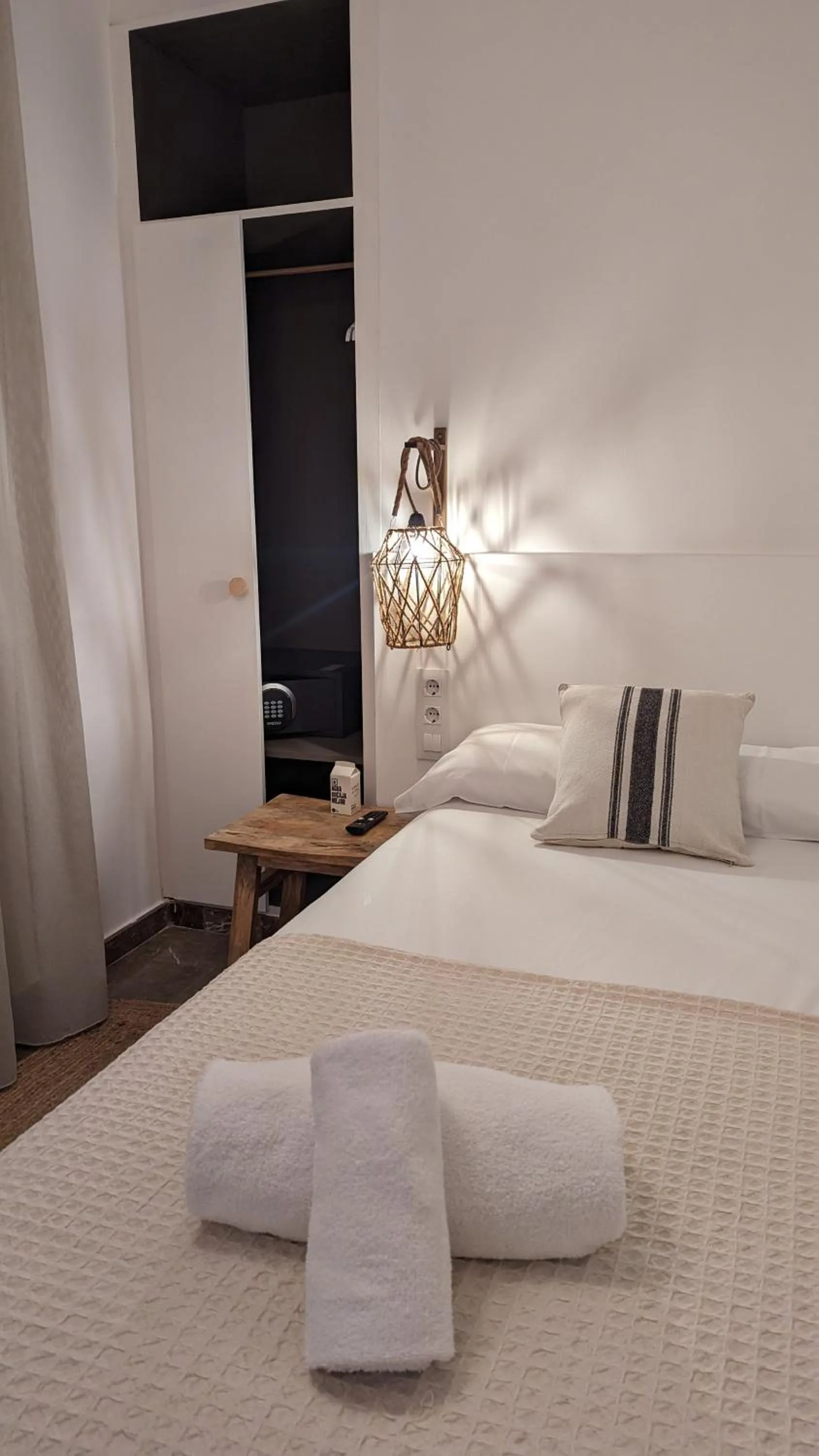 Bed in Hostal Es Niu de Tamariu