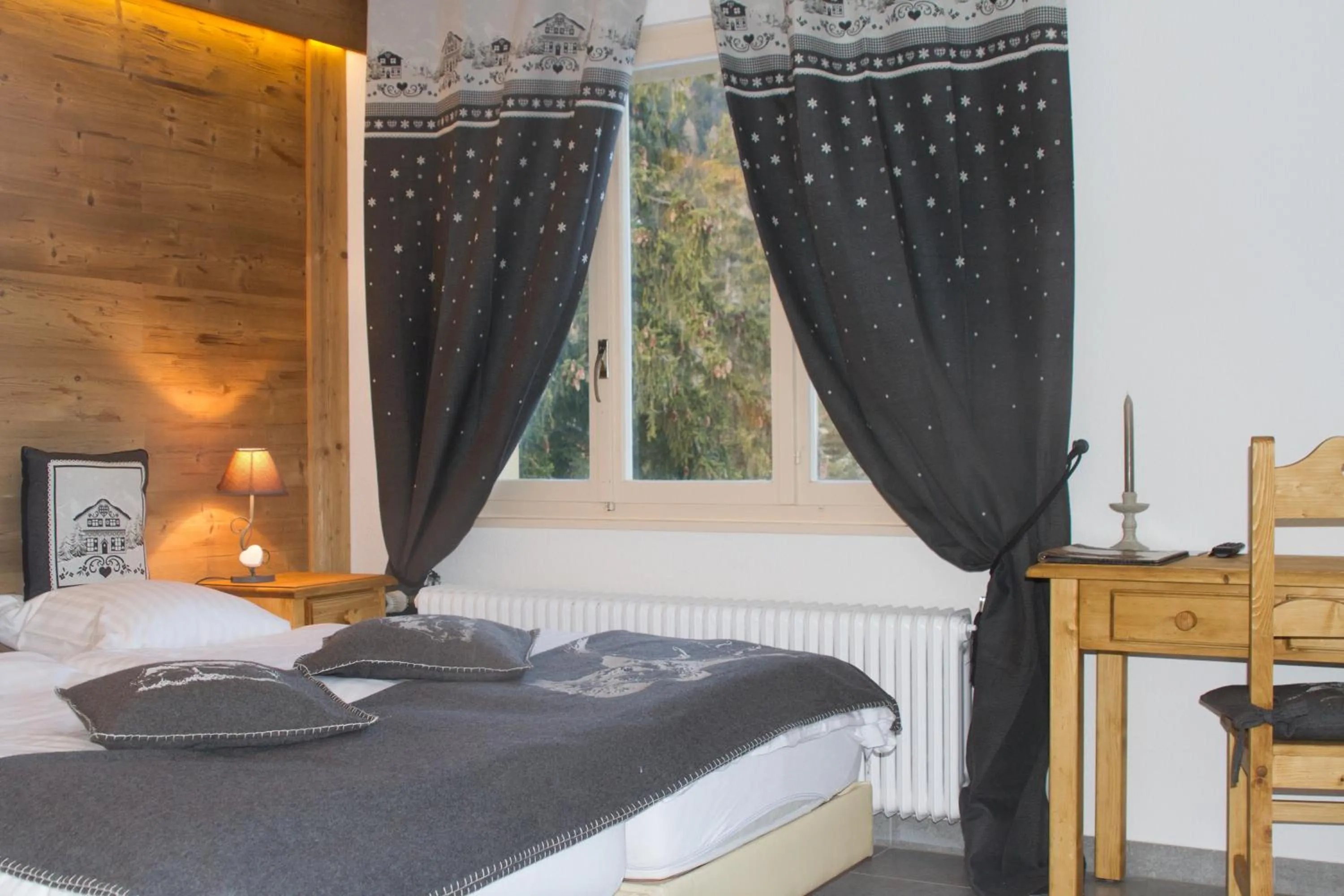 Bedroom, Bed in Hôtel de charme la Poste