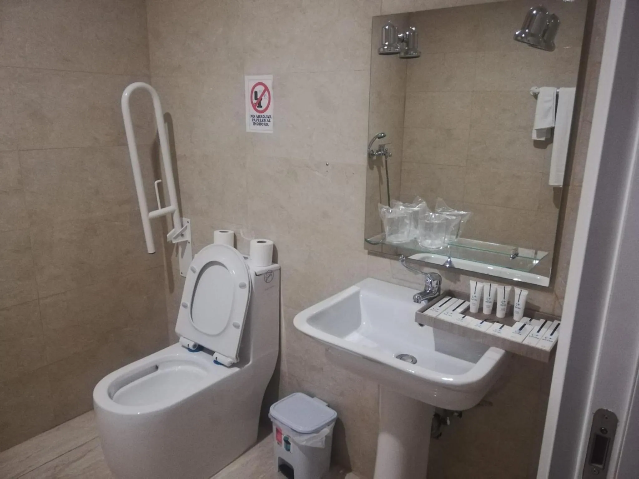 Toilet in HOTEL AVIACIOn