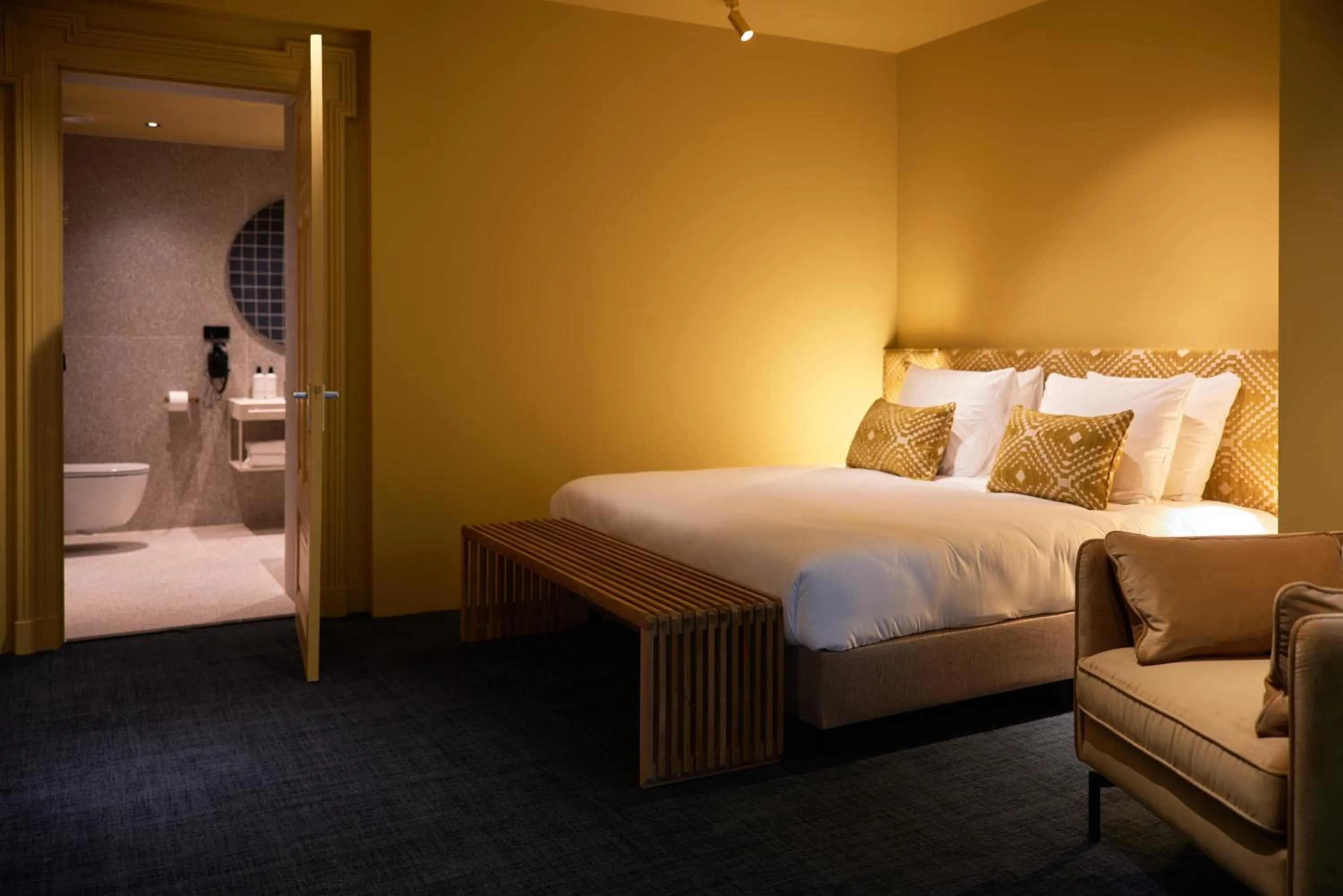 Photo of the whole room, Bed in Heavens Hotel