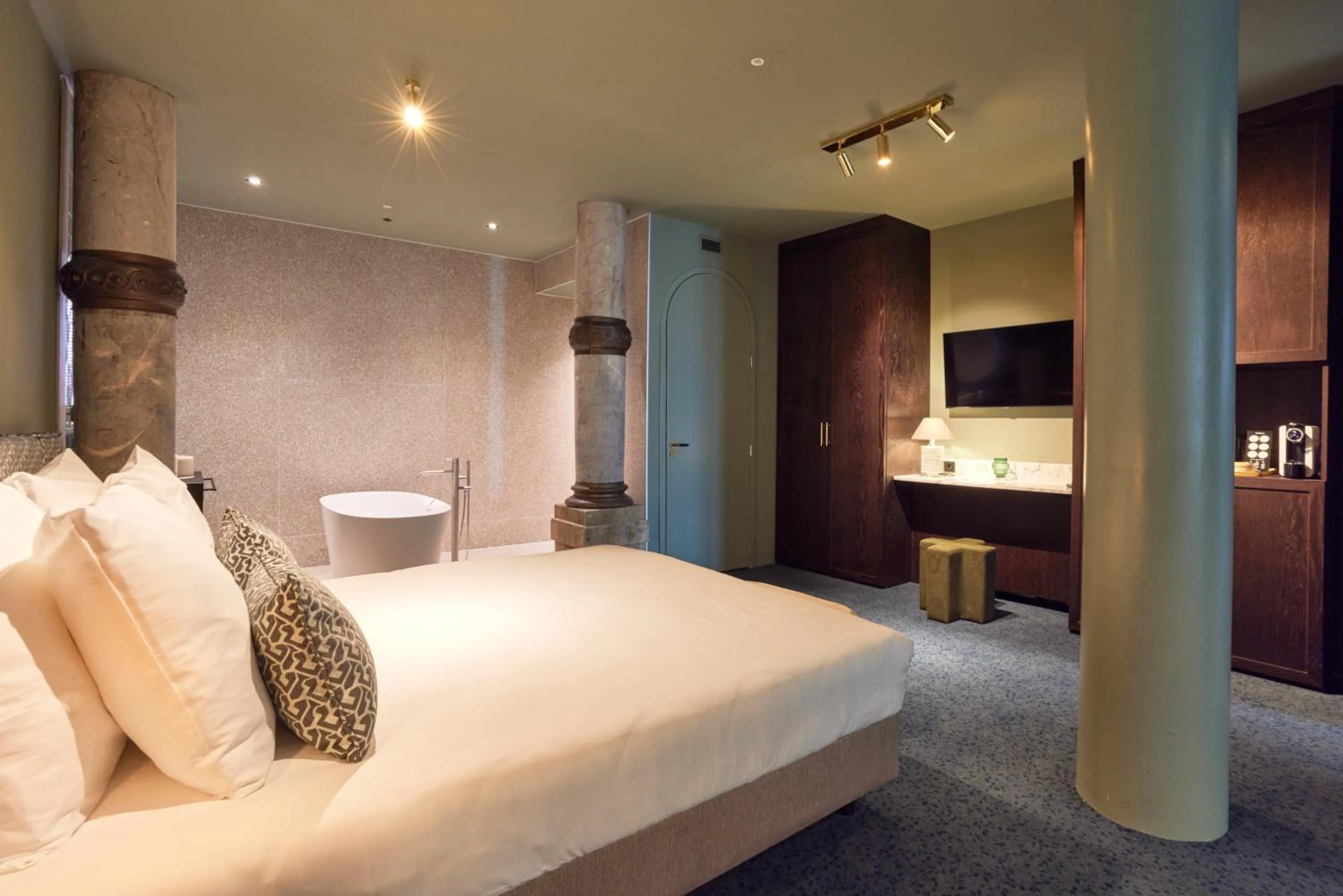 Photo of the whole room, Bed in Heavens Hotel