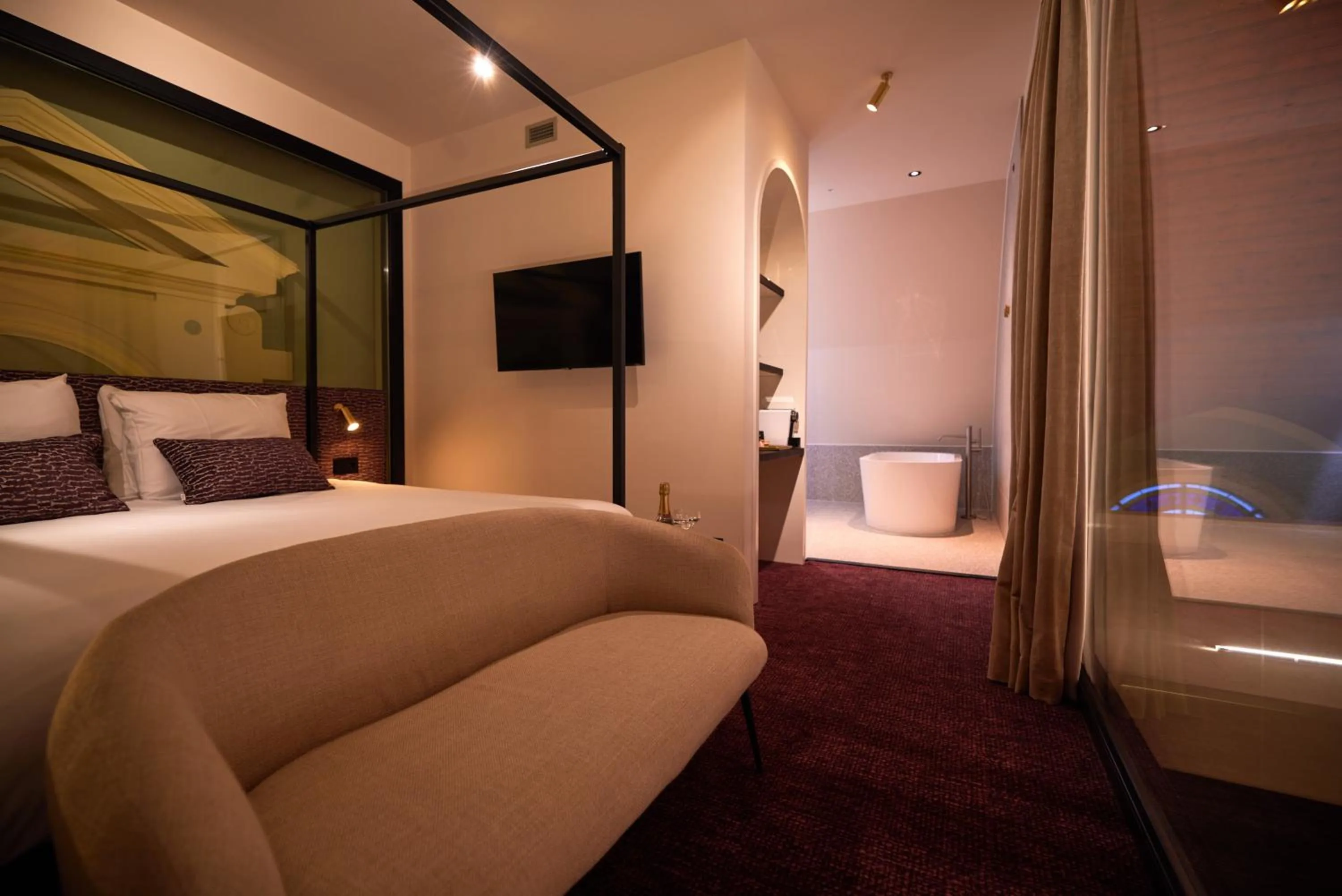 Photo of the whole room, Bed in Heavens Hotel