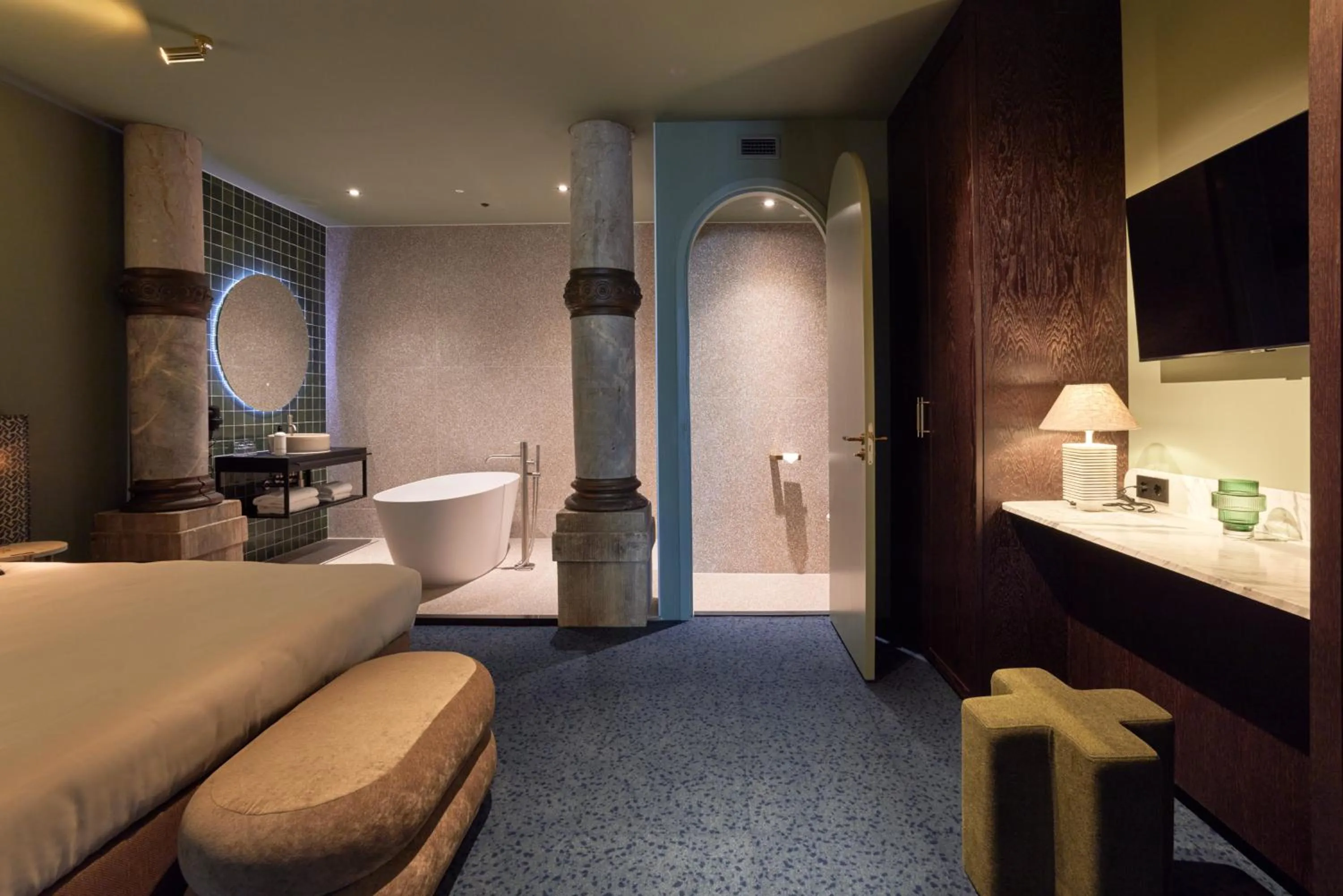 Bathroom, Bed in Heavens Hotel