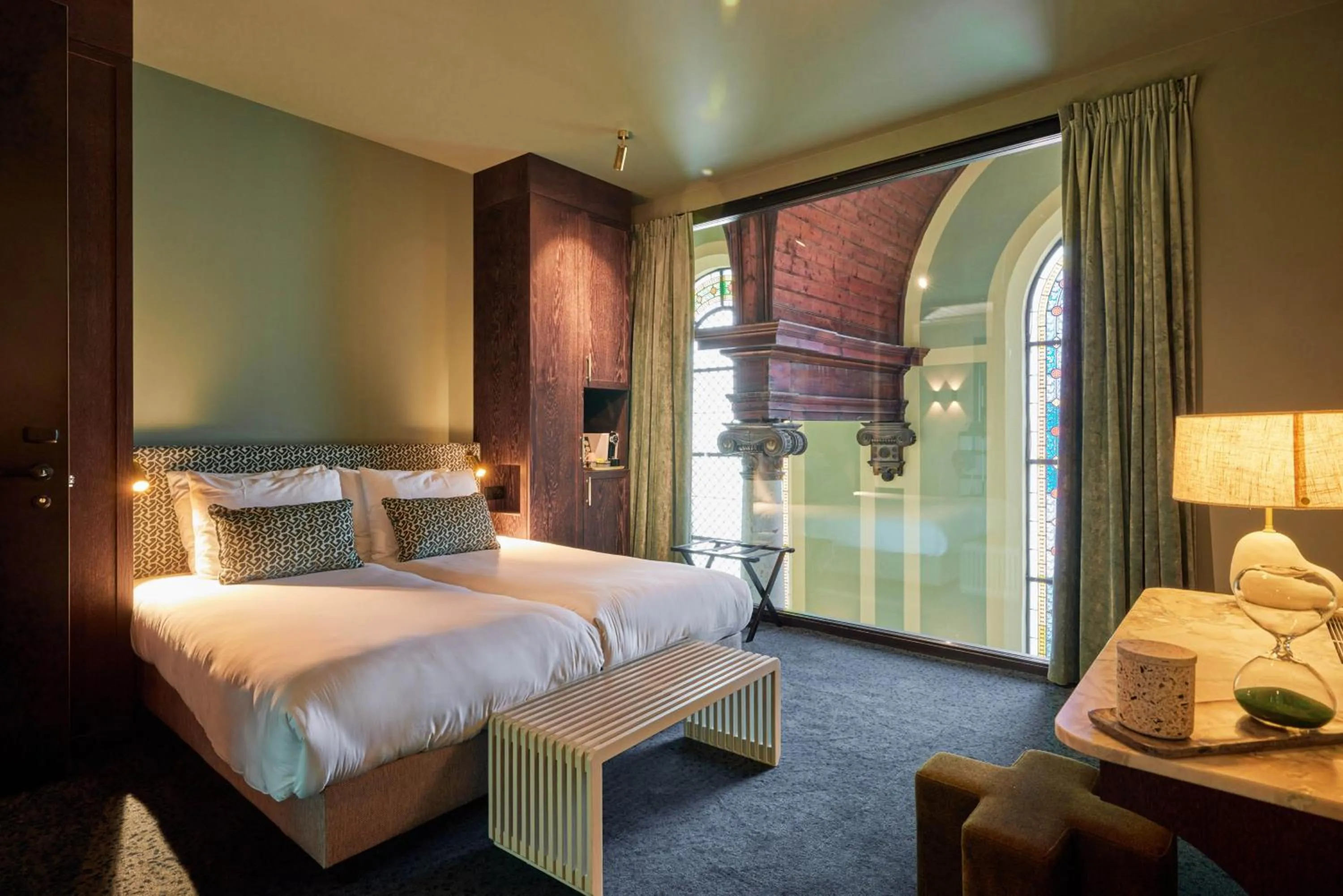 Photo of the whole room, Bed in Heavens Hotel