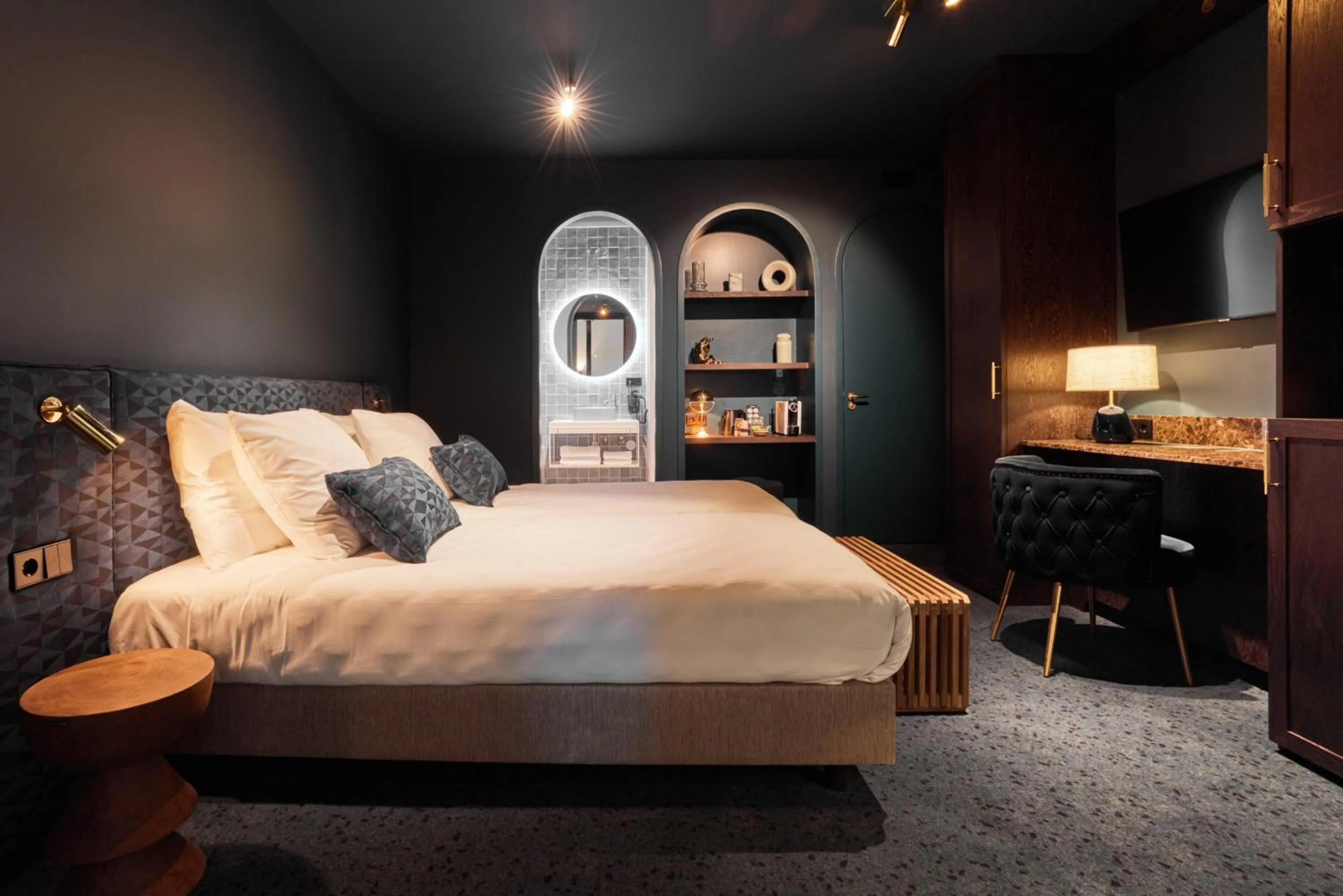 Photo of the whole room, Bed in Heavens Hotel