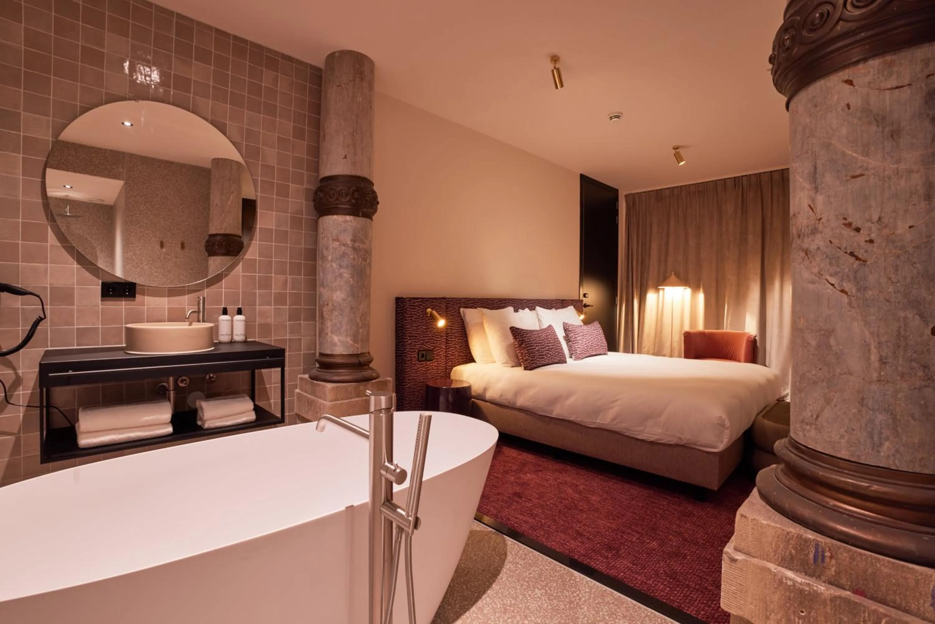 Photo of the whole room, Bed in Heavens Hotel