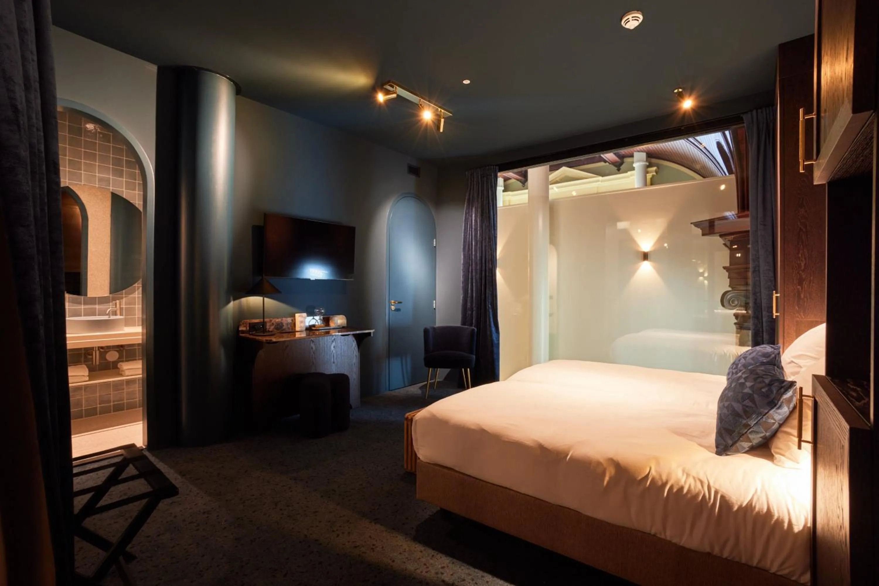 Photo of the whole room, Bed in Heavens Hotel