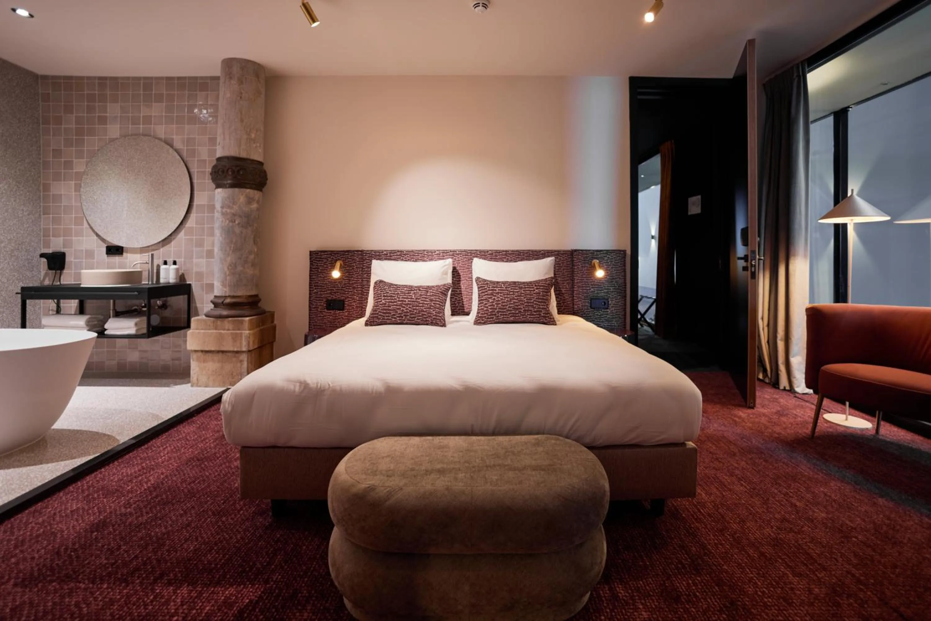 Photo of the whole room, Bed in Heavens Hotel