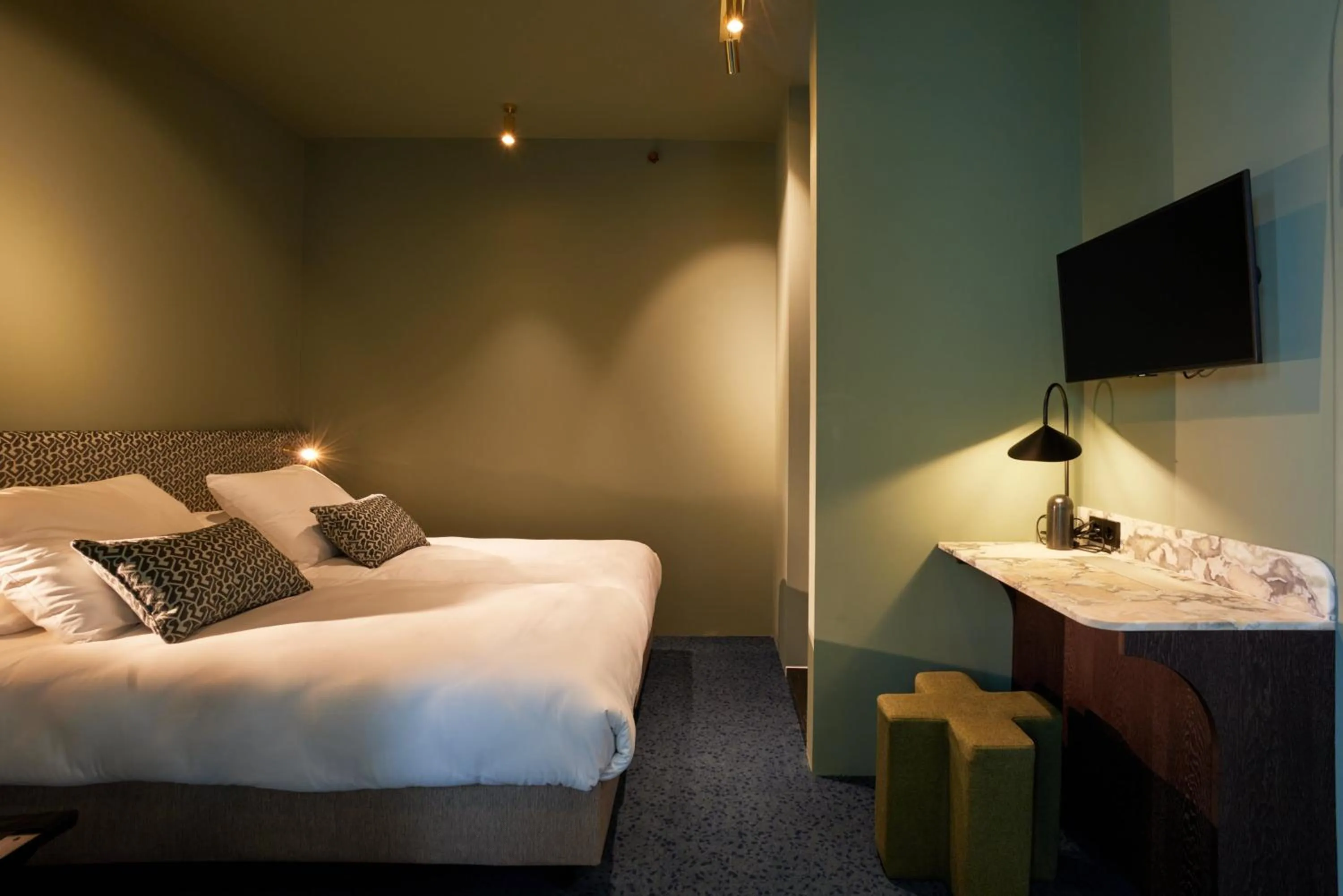 Bedroom, Bed in Heavens Hotel