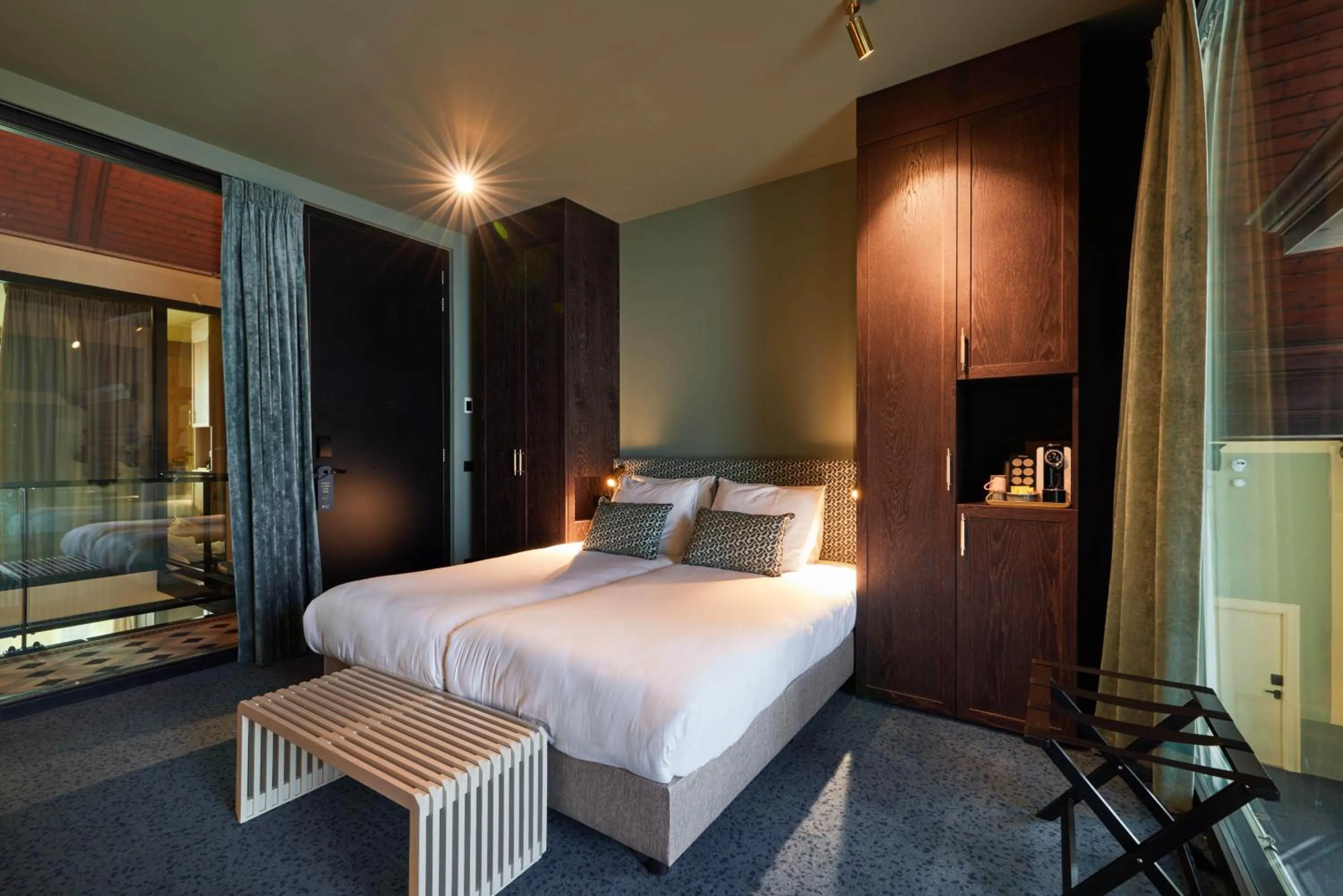 Photo of the whole room, Bed in Heavens Hotel