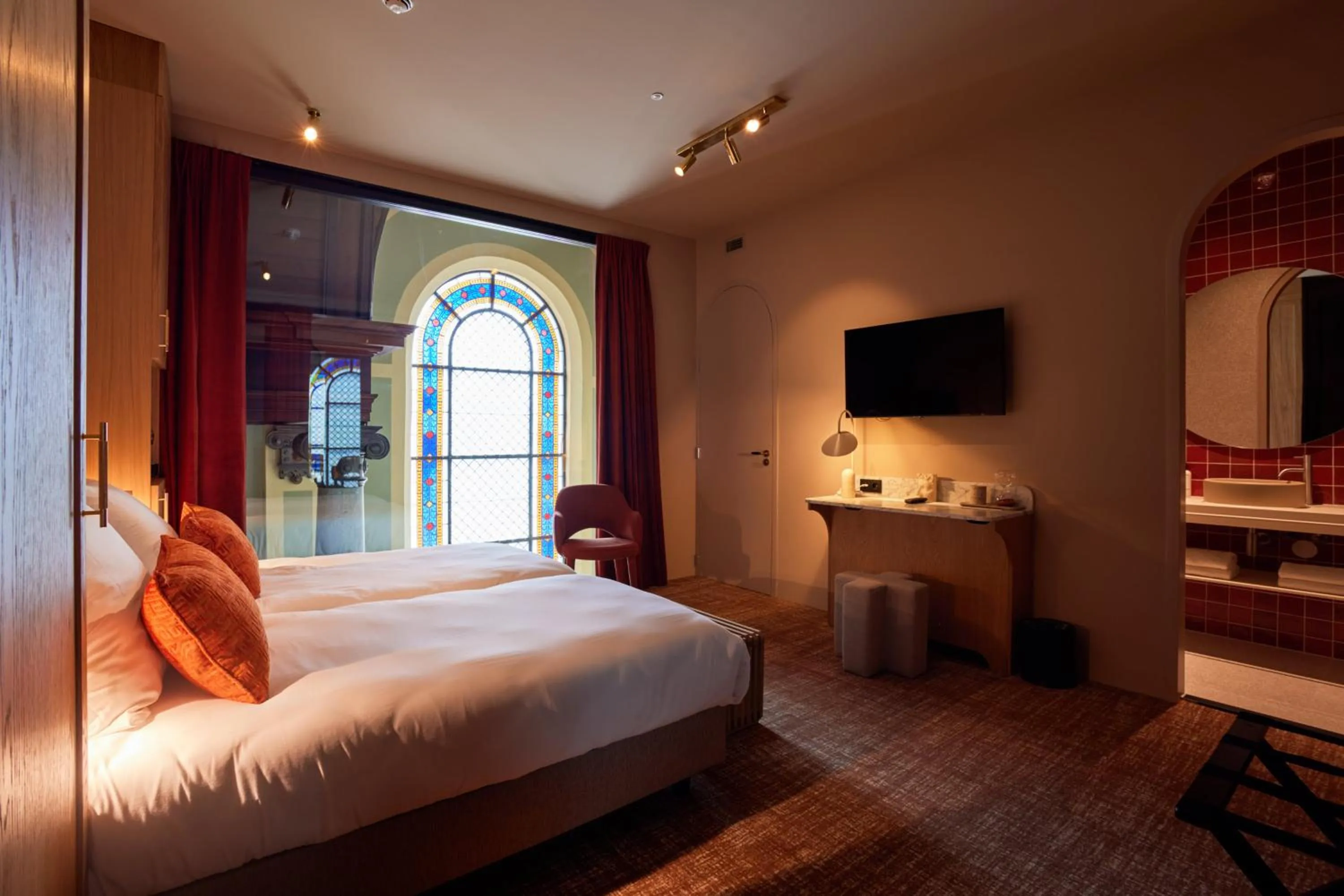 Photo of the whole room, Bed in Heavens Hotel