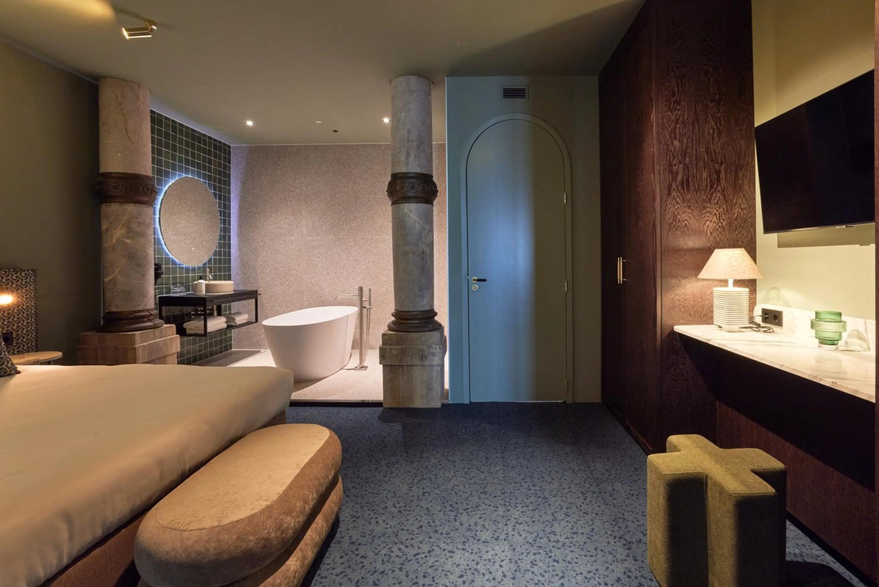Bathroom, Bed in Heavens Hotel