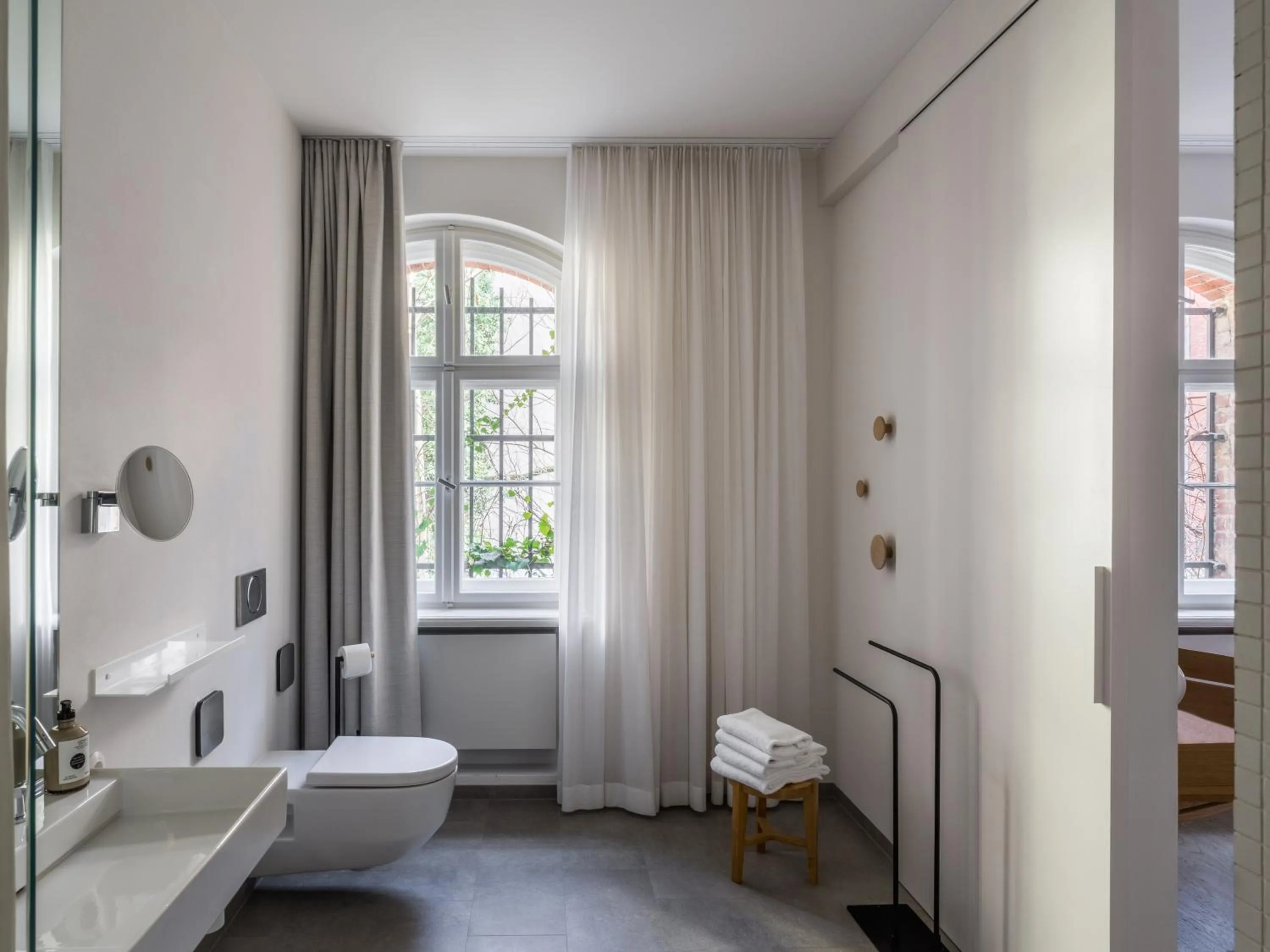 Toilet, Bed in Wilmina Hotel