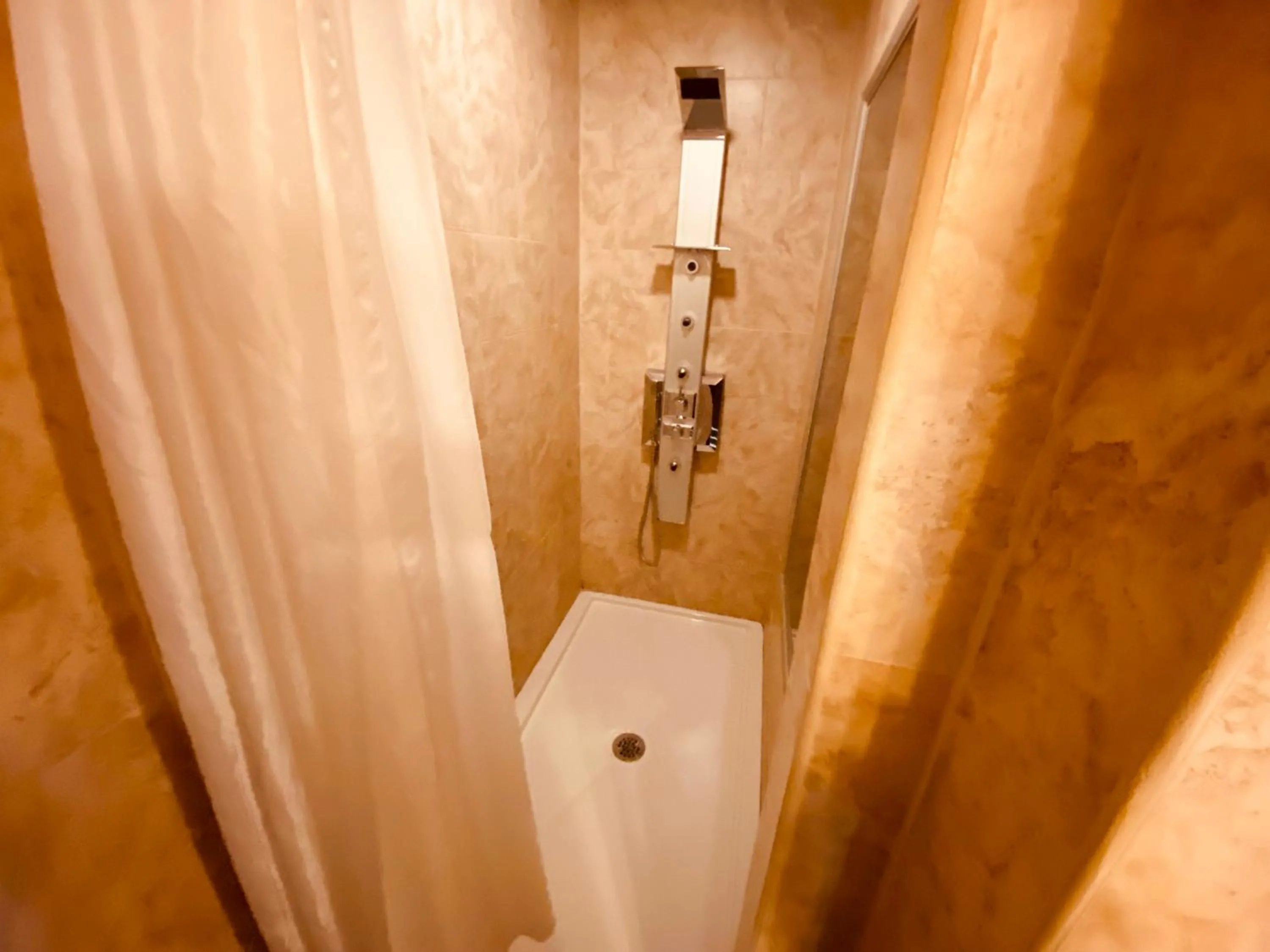 Shower in Le Grand Hôtel