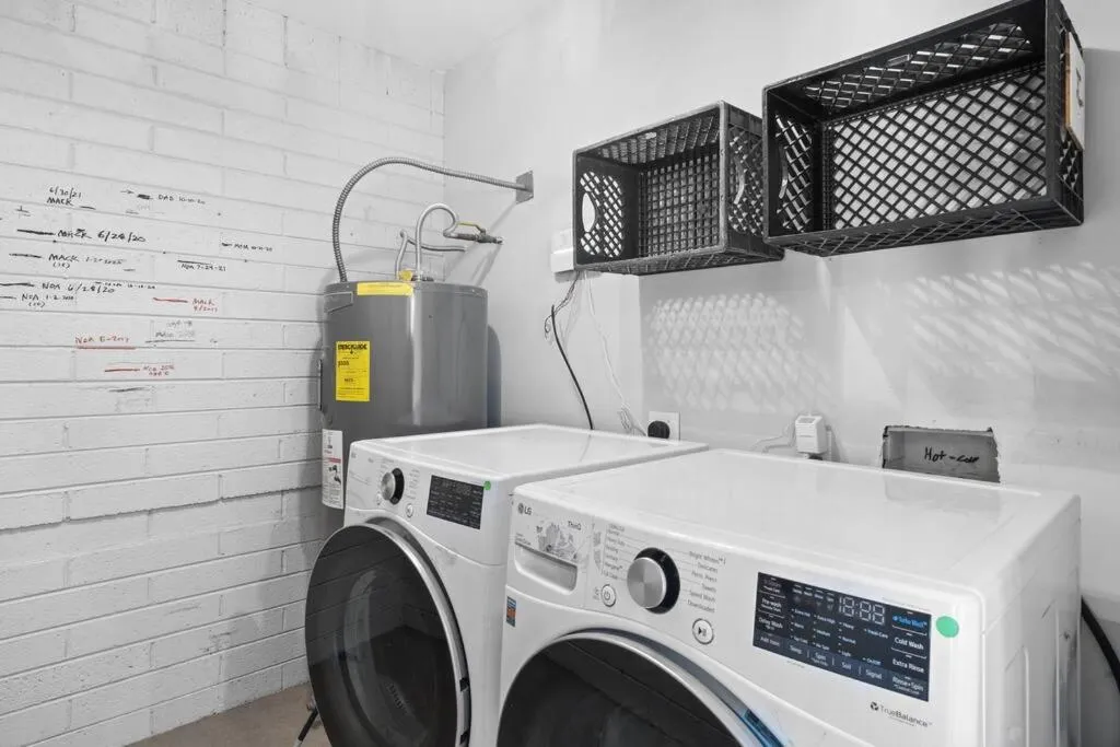 Mid-Century Stunner // Large Yard and Patio for Indoor/Outdoor Living