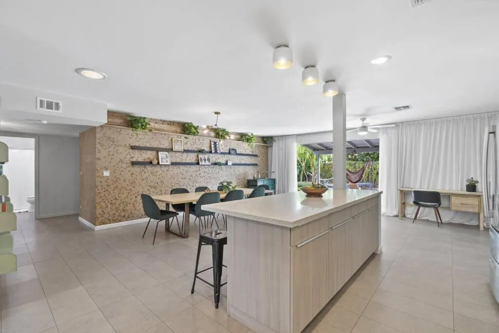 Mid-Century Stunner // Large Yard and Patio for Indoor/Outdoor Living