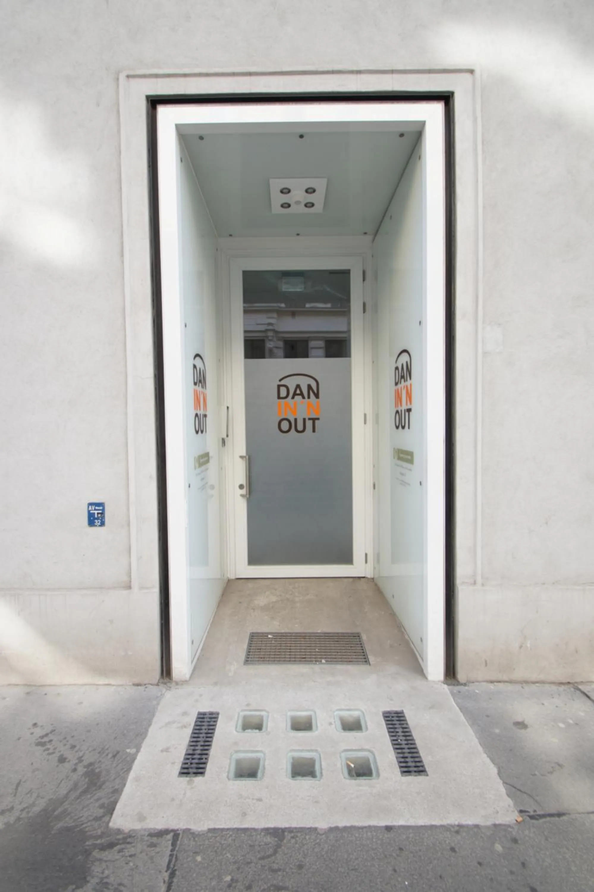 Facade/entrance in Dan In'n Out