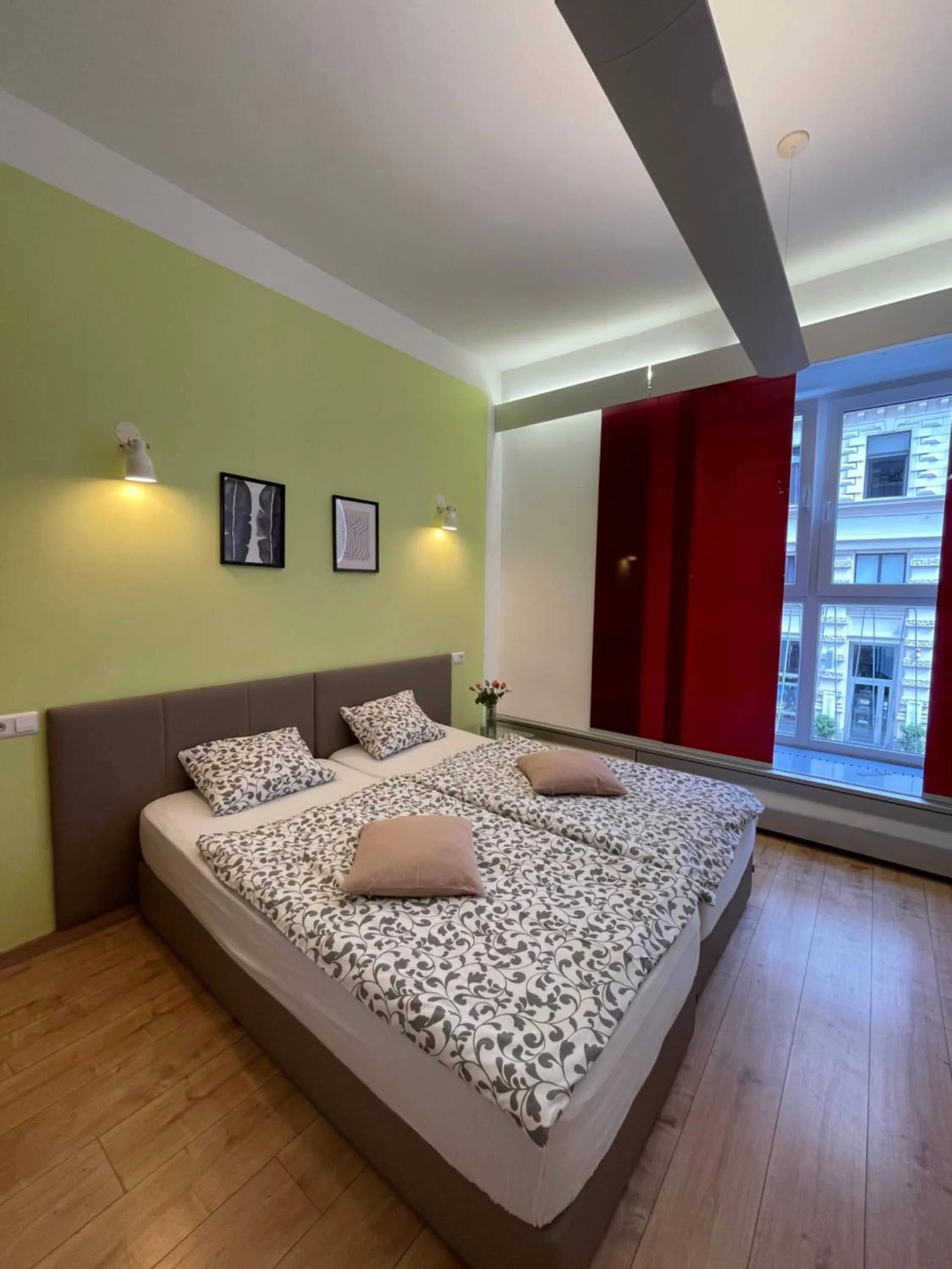 Bedroom, Bed in Dan In'n Out