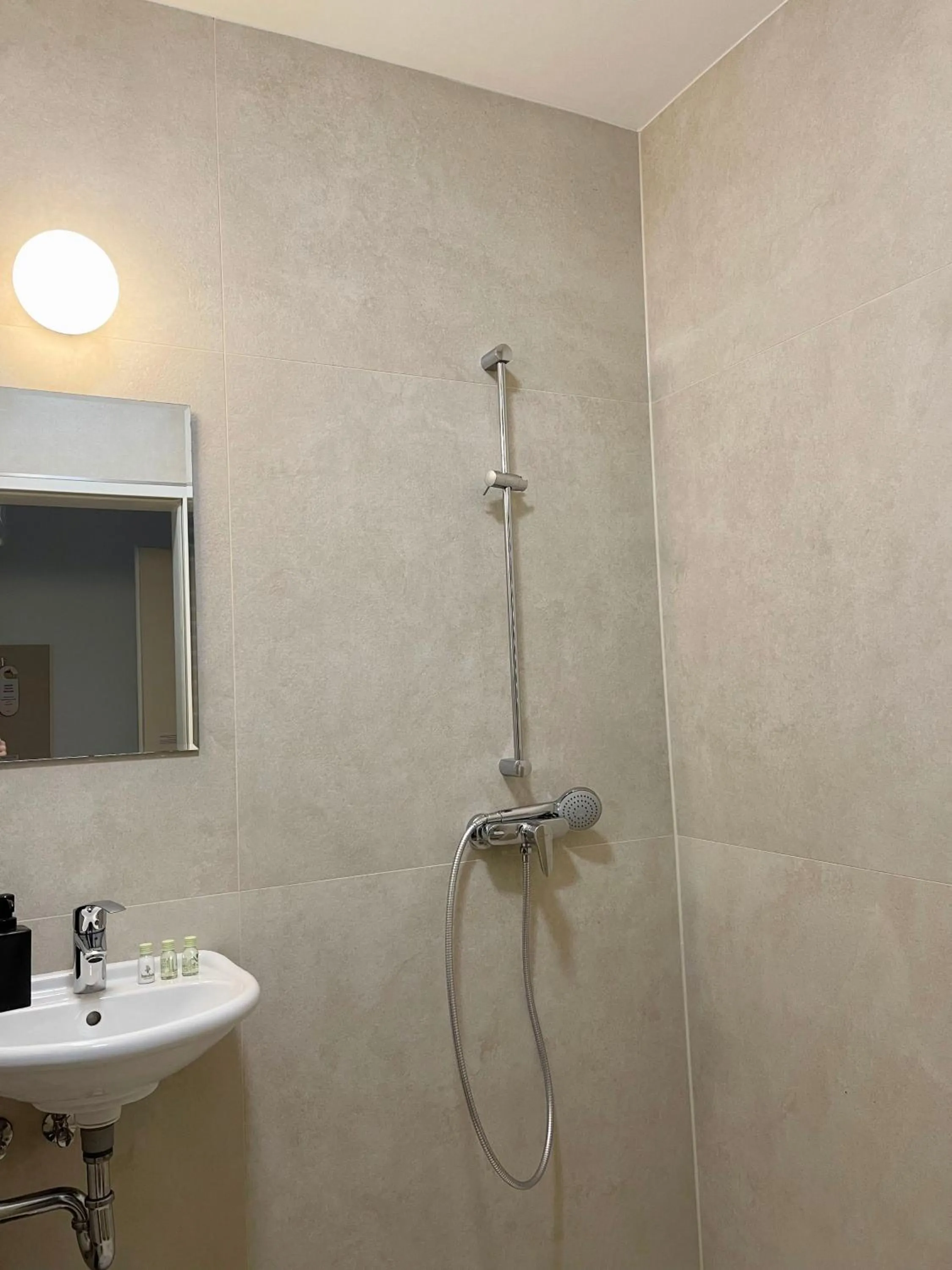 Shower in Dan In'n Out