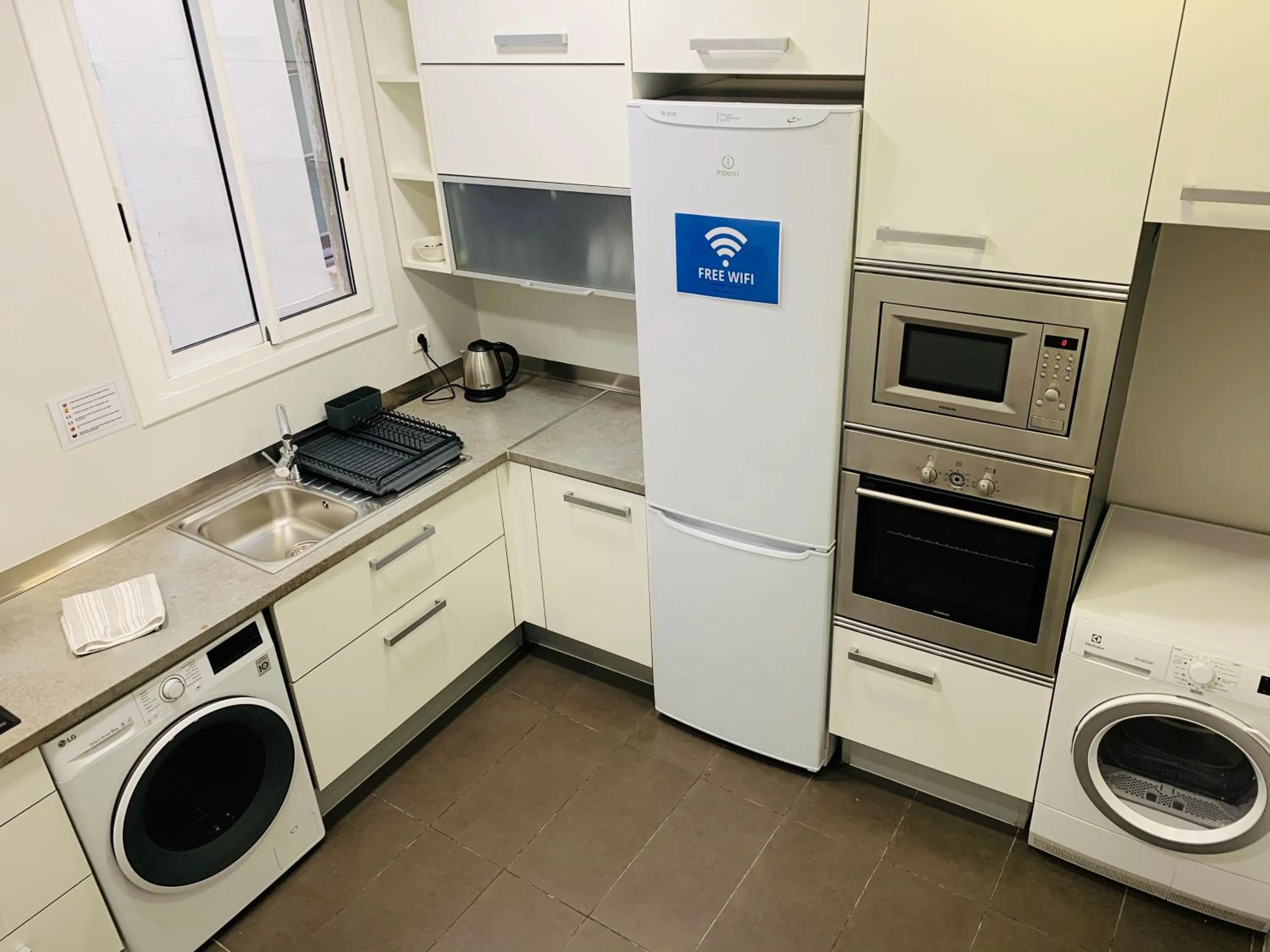 Communal kitchen in Super Balmes Guest House