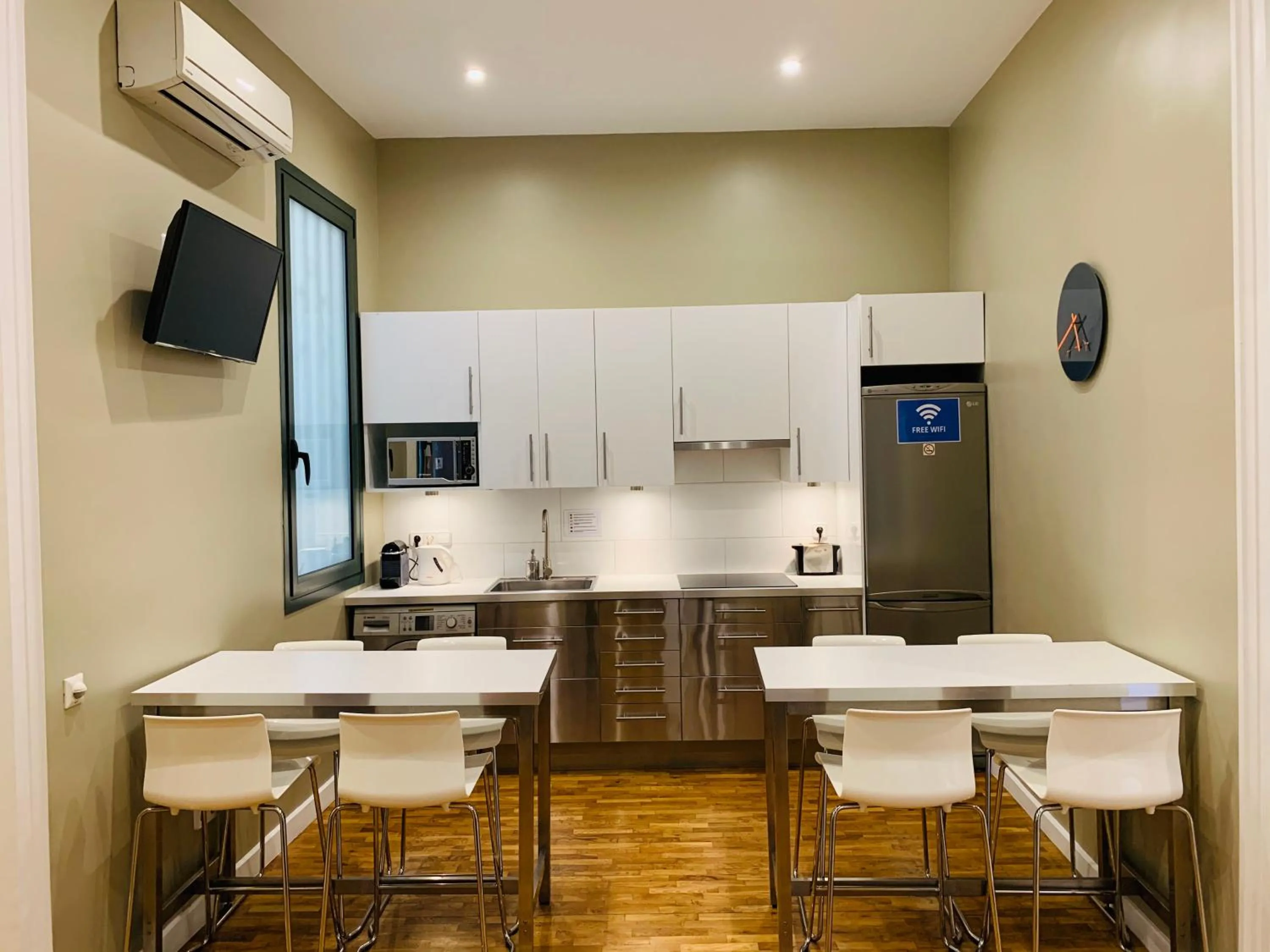 Dining area in Super Balmes Guest House