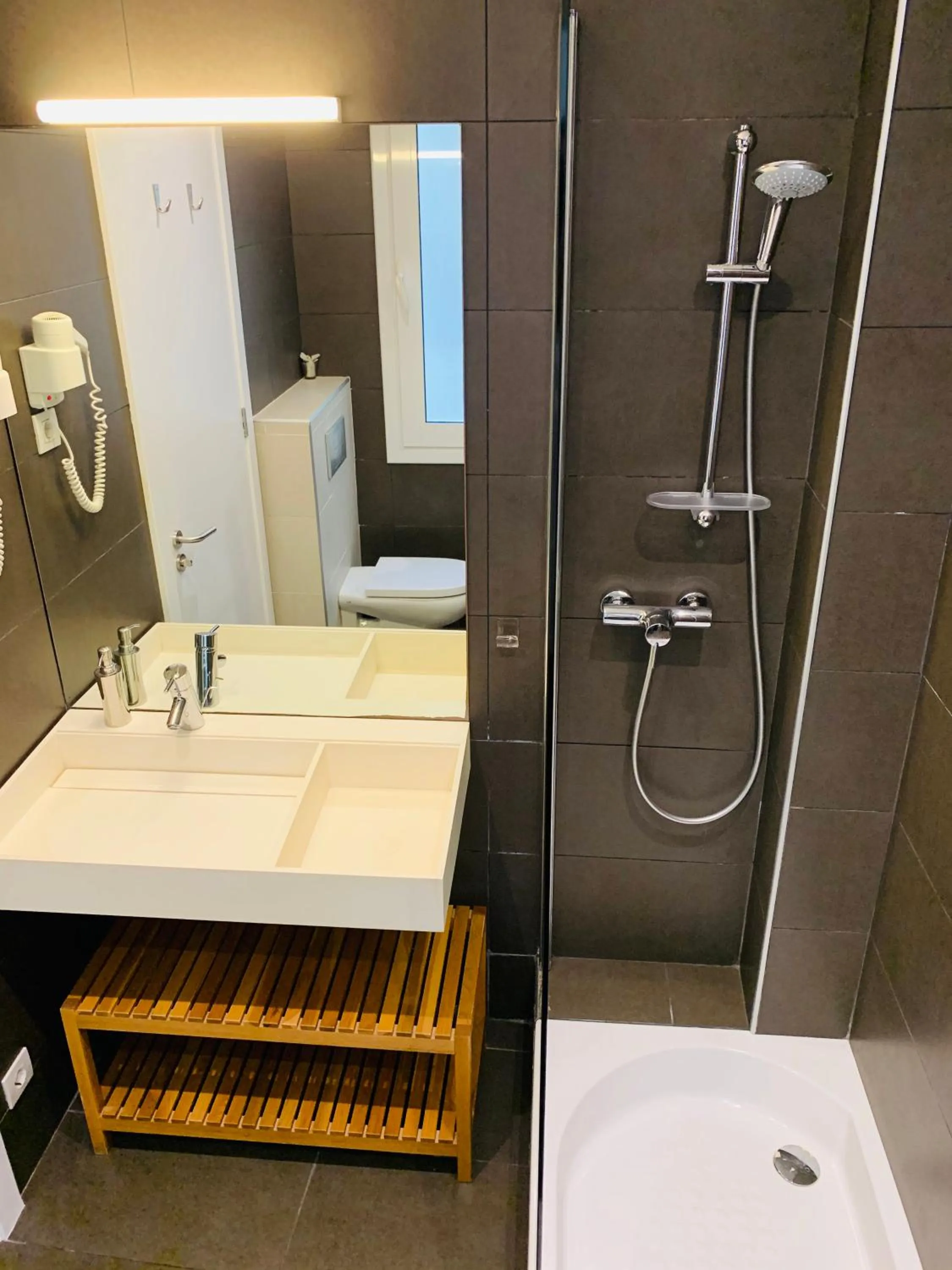 Shower in Super Balmes Guest House