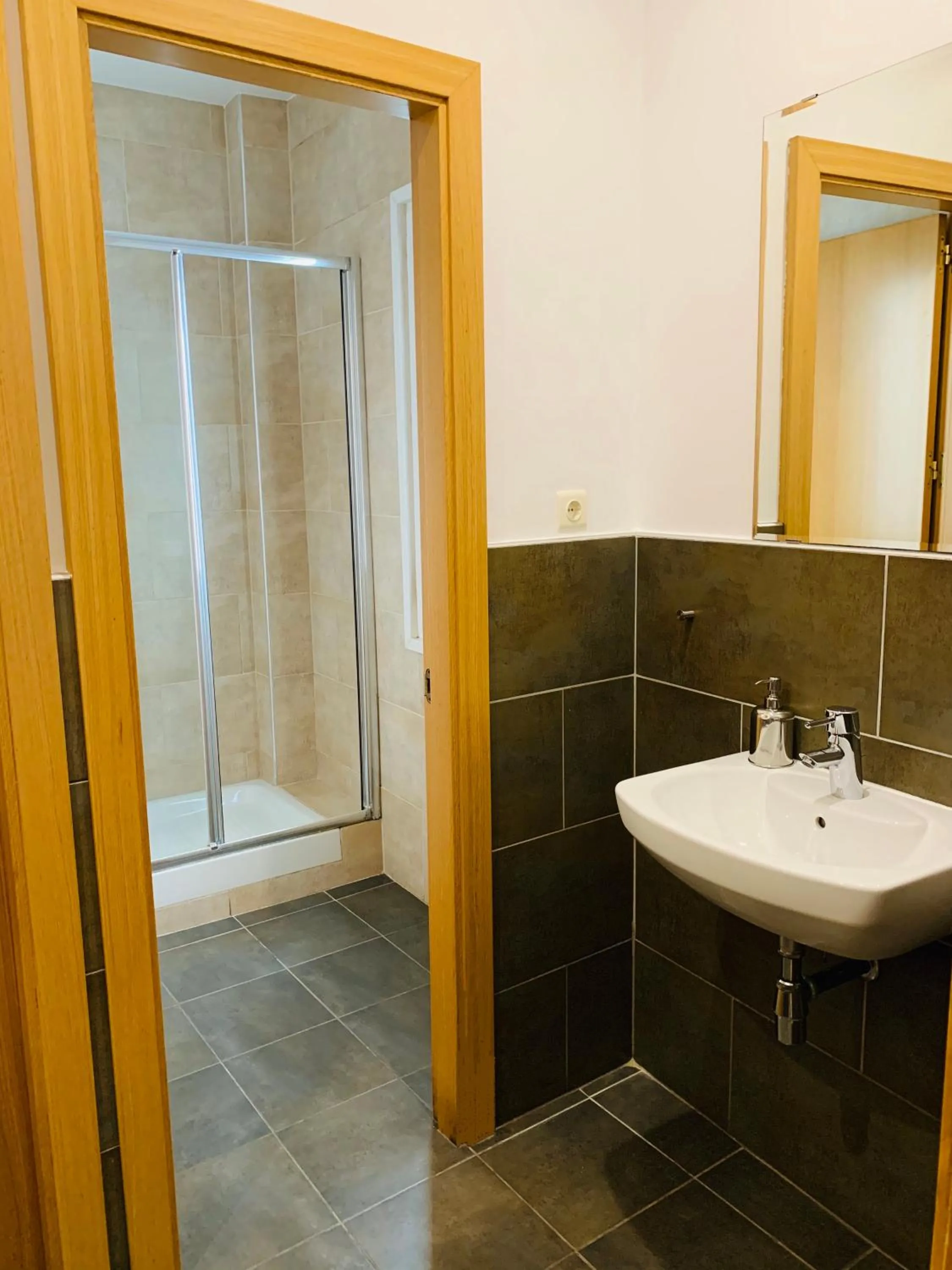 Shower in Super Balmes Guest House