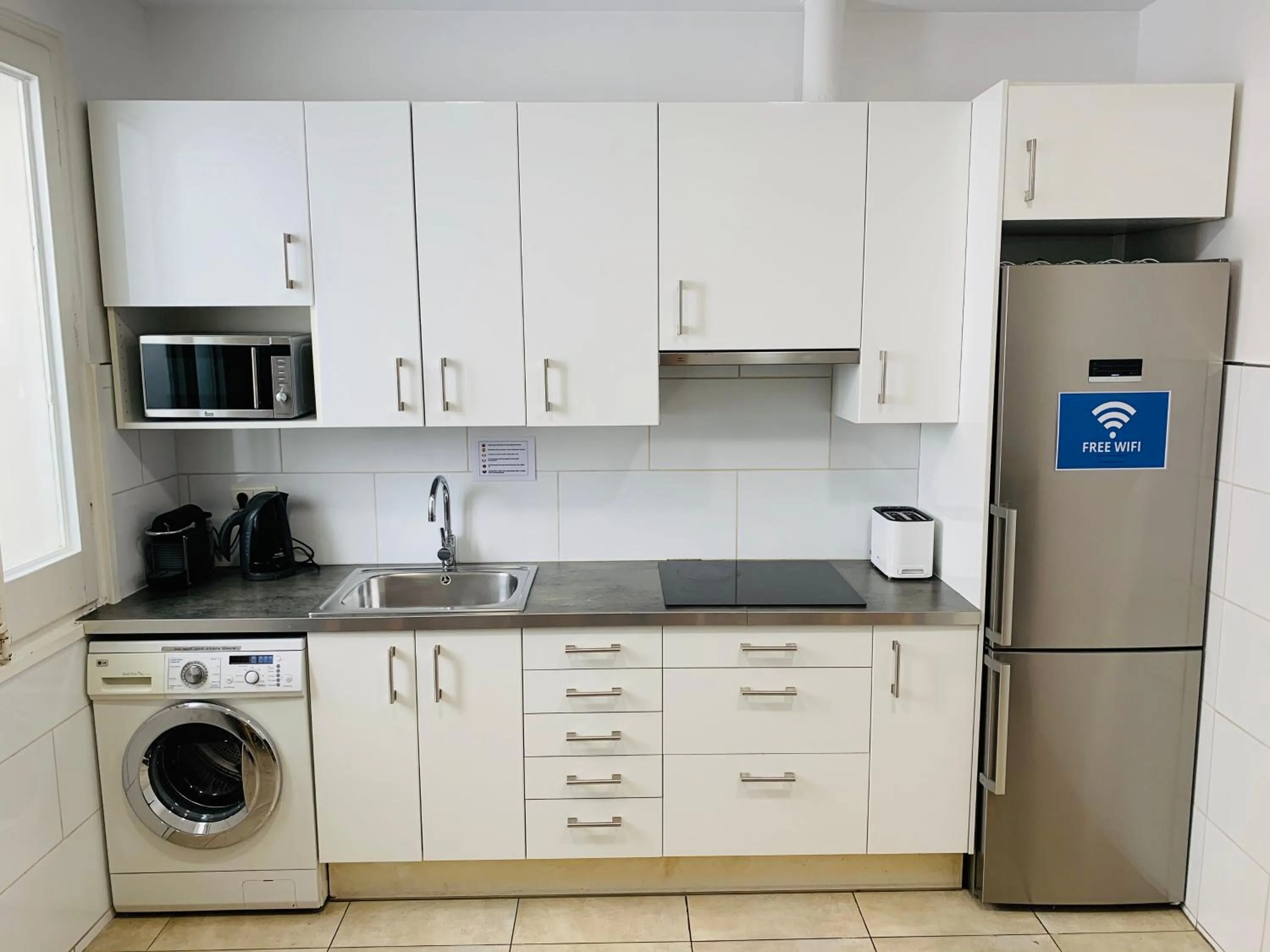 Communal kitchen in Super Balmes Guest House