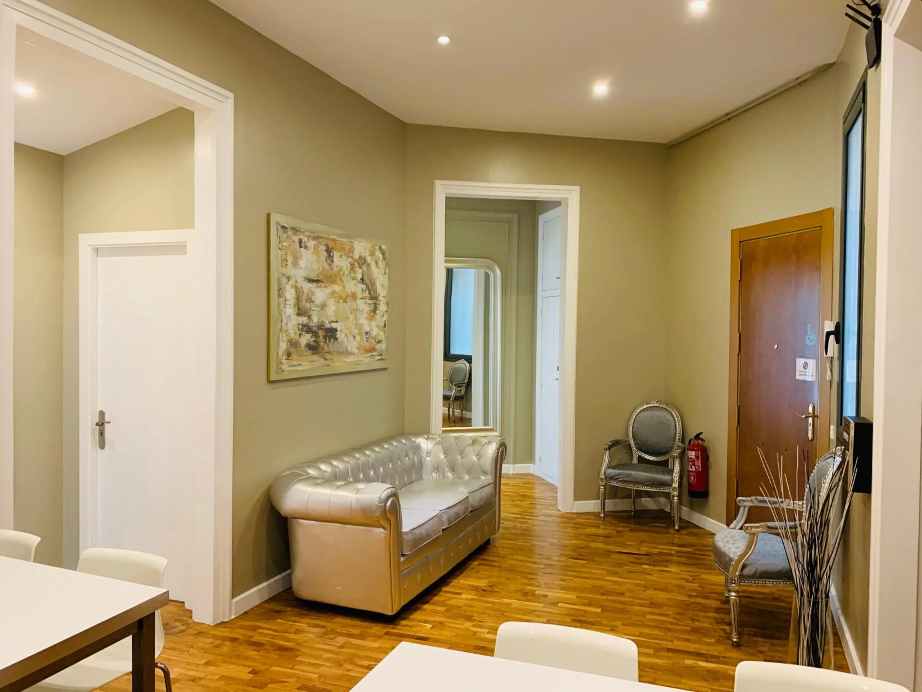 Living room in Super Balmes Guest House