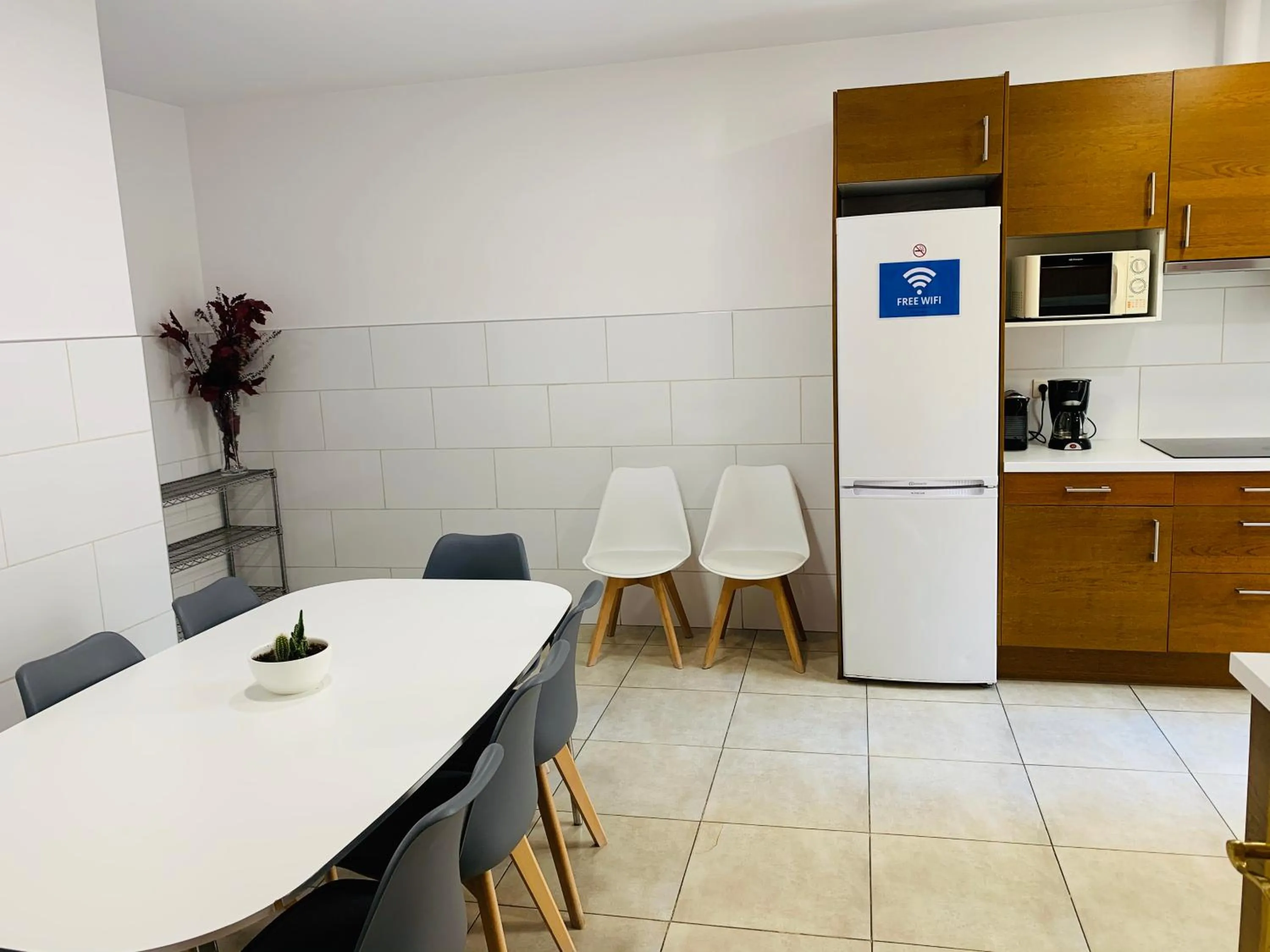 Dining area in Super Balmes Guest House