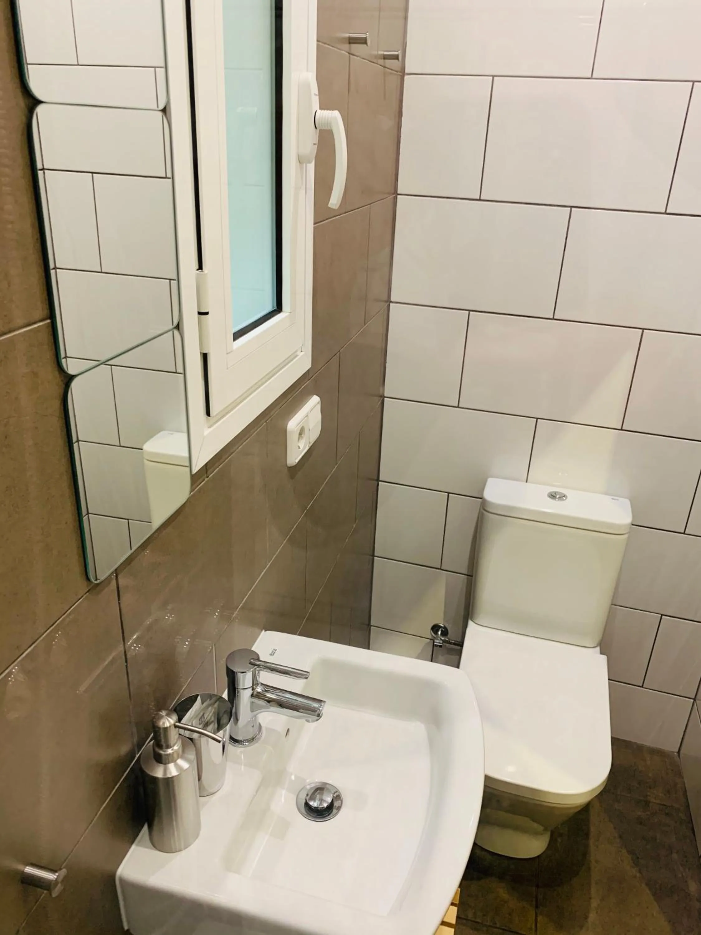 Toilet in Super Balmes Guest House