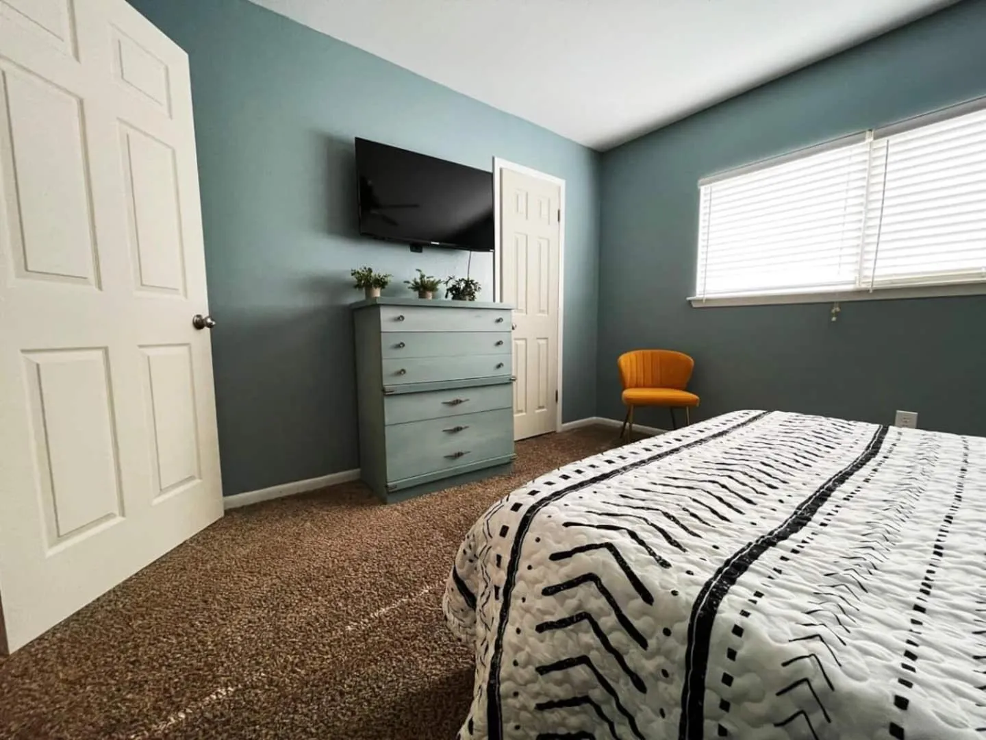 Bed in Full Kitchen, Beautiful & Brilliant Apt B