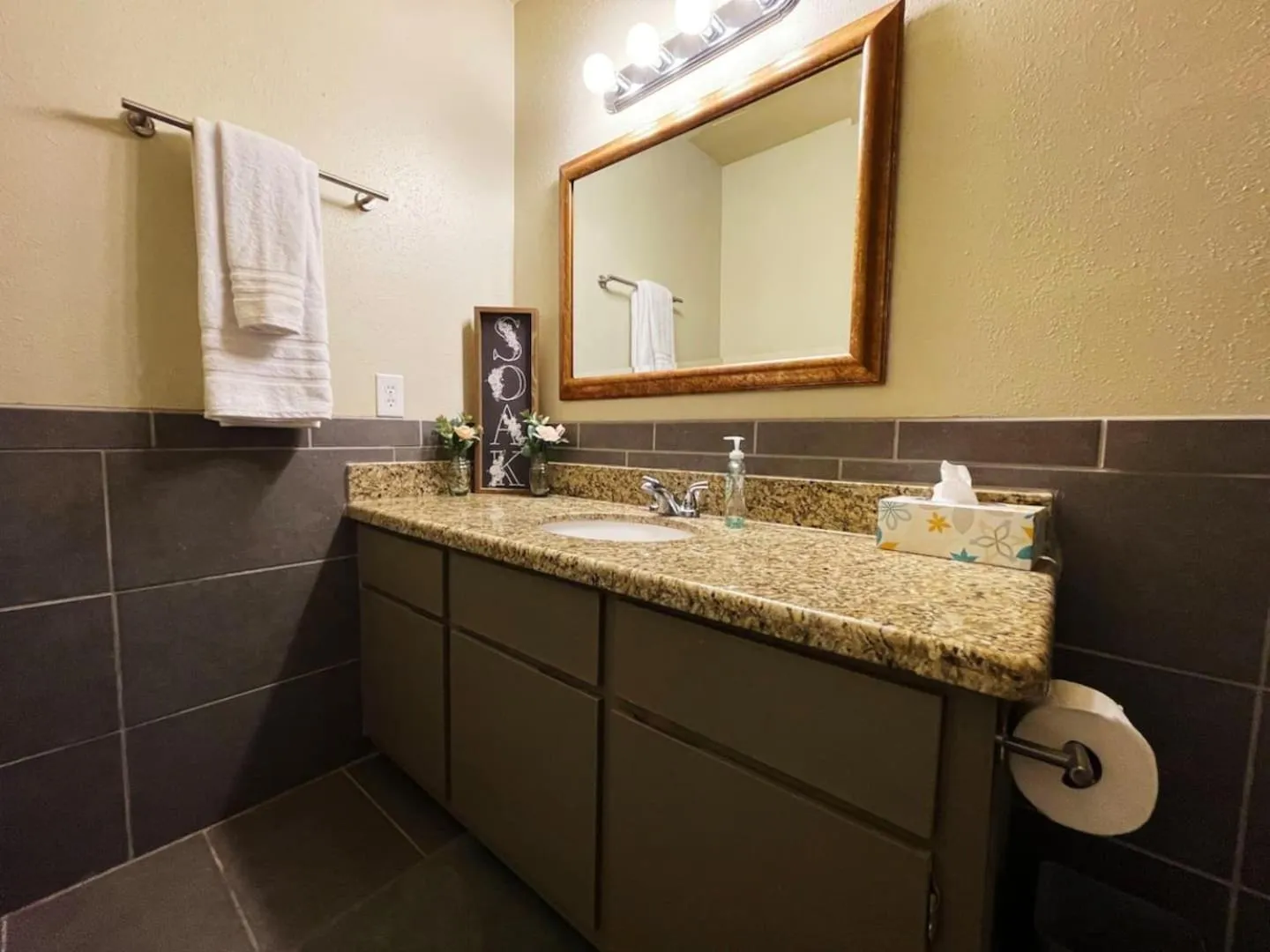 Full Kitchen, Beautiful & Brilliant Apt B