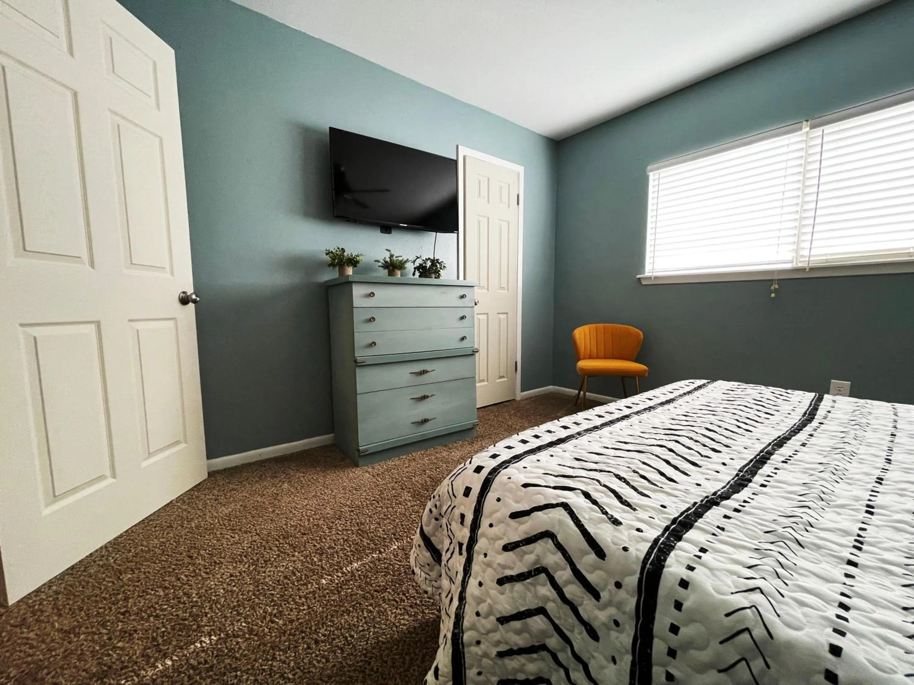 Bed in Full Kitchen, Beautiful & Brilliant Apt B
