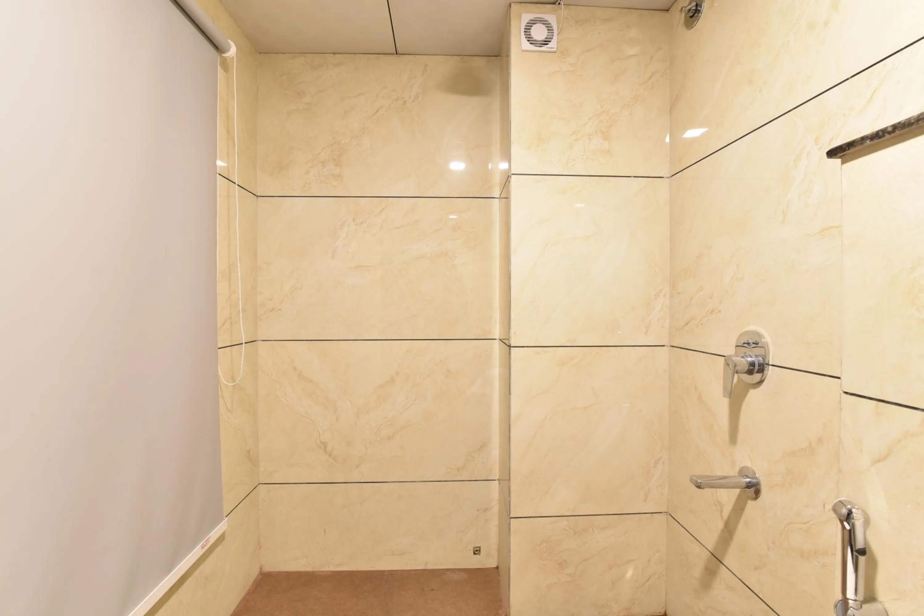 Shower in Hotel Dosa plaza