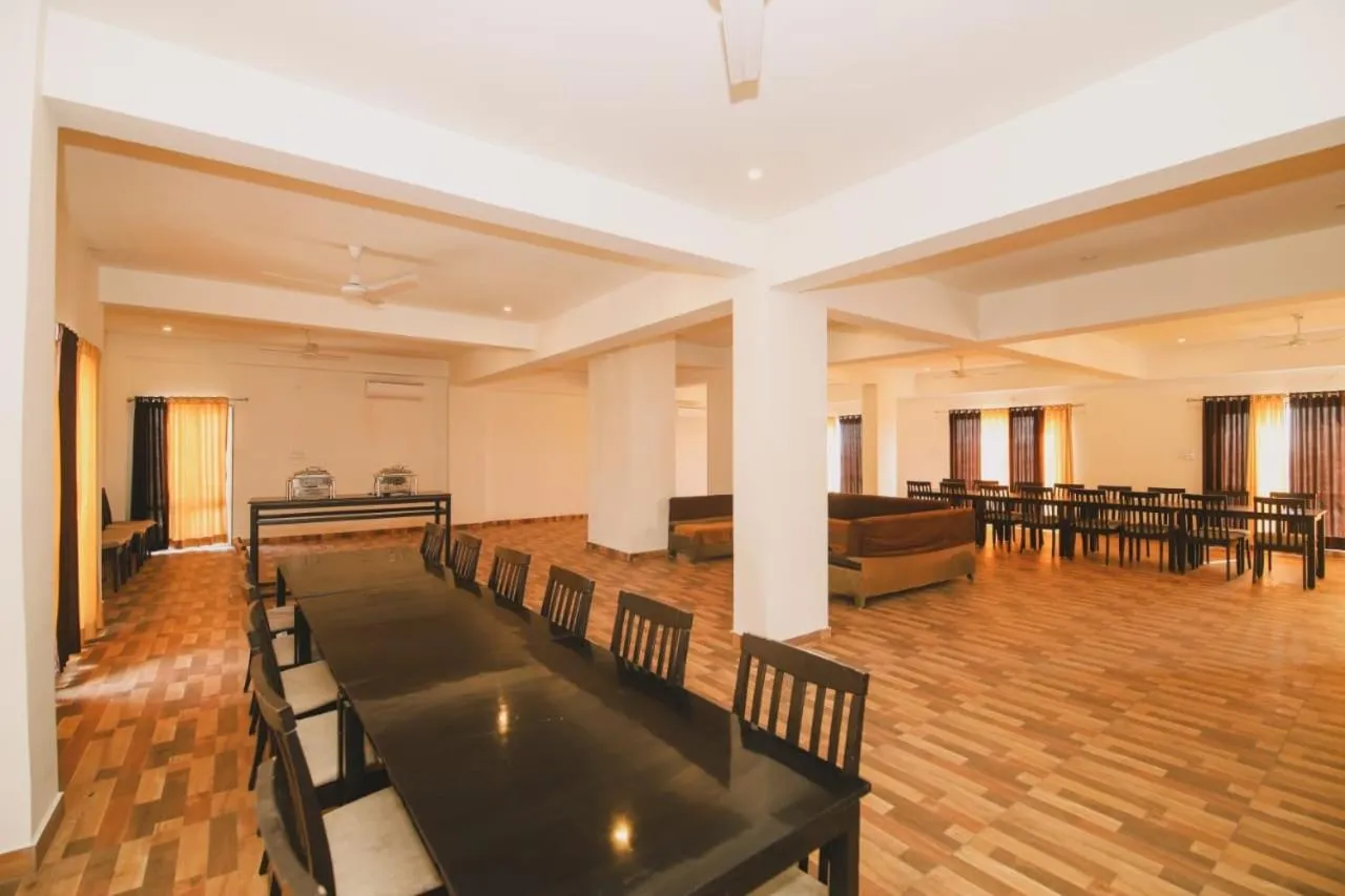 Restaurant/places to eat in Hotel Dosa plaza