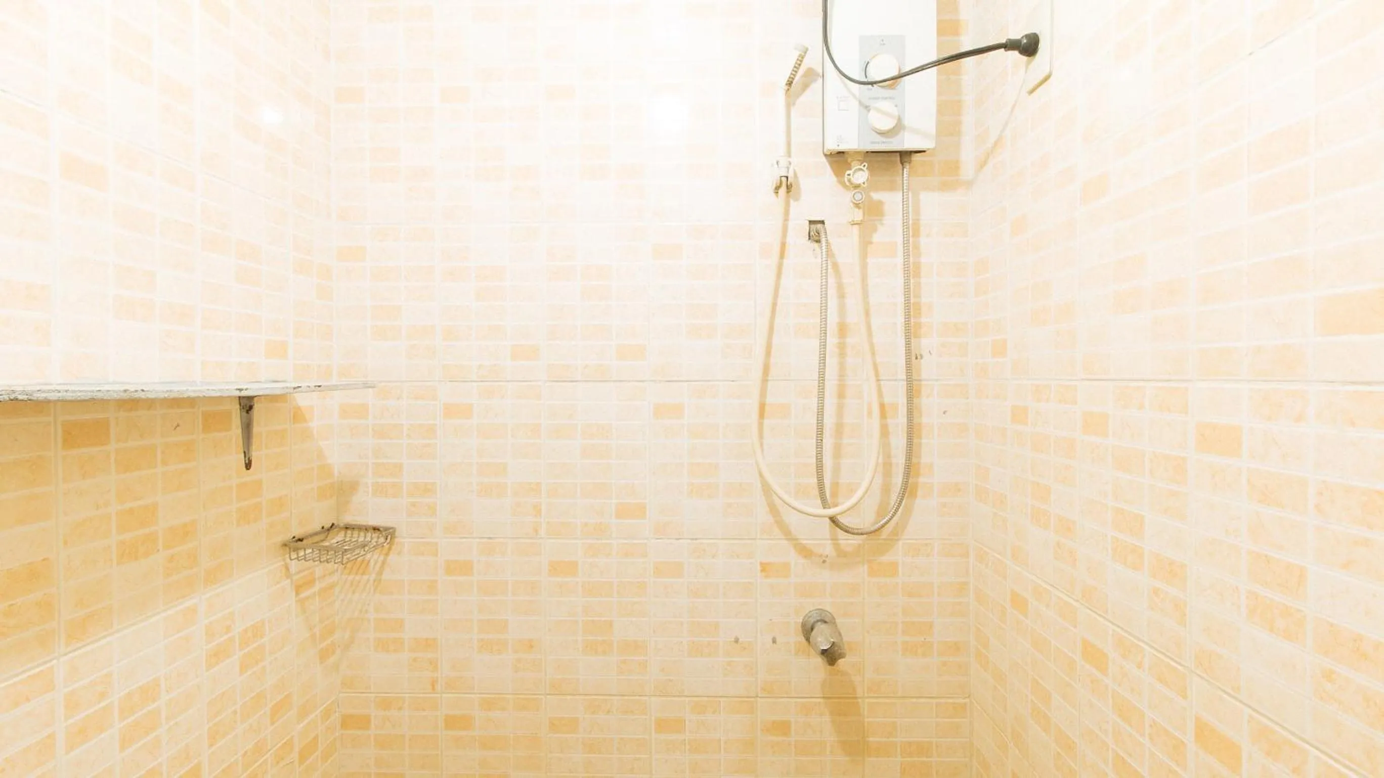 Shower in RedDoorz @ The V'Jour Hotel Angeles