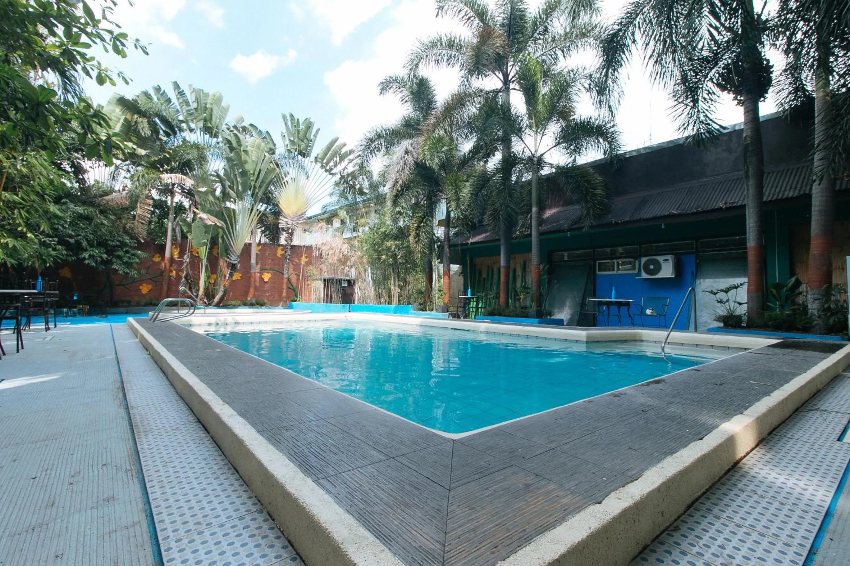 Swimming pool in RedDoorz @ The V'Jour Hotel Angeles