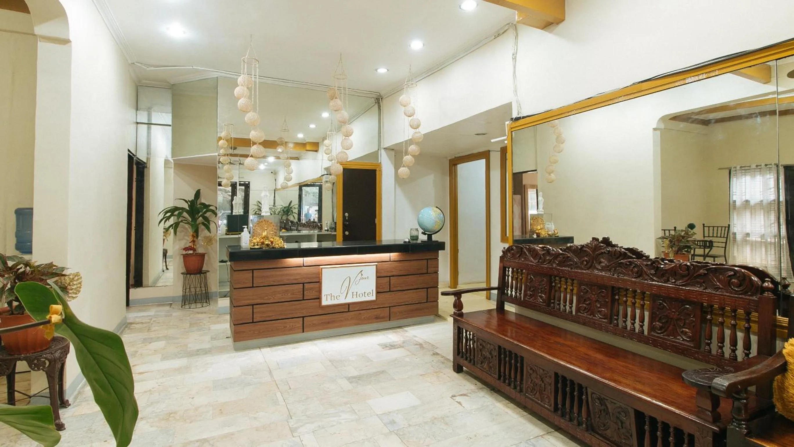 Lobby or reception in RedDoorz @ The V'Jour Hotel Angeles