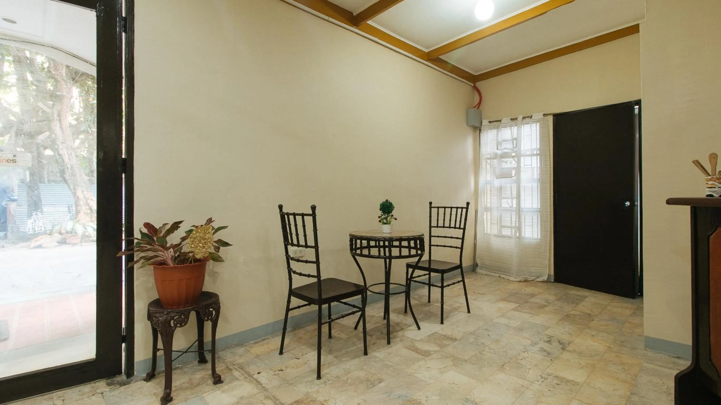 Seating area in RedDoorz @ The V'Jour Hotel Angeles